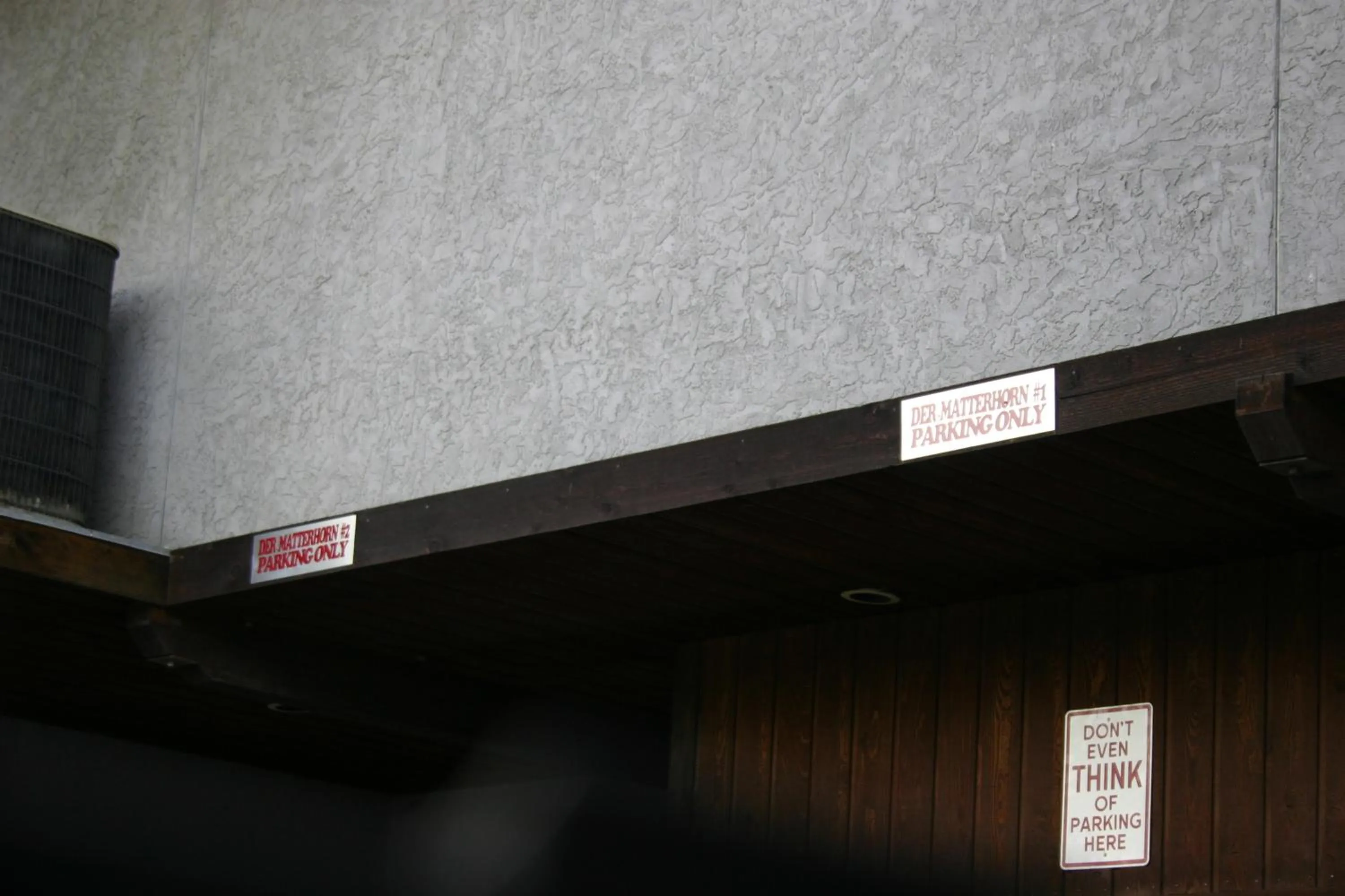 Logo/Certificate/Sign in Der Sportsmann Suites