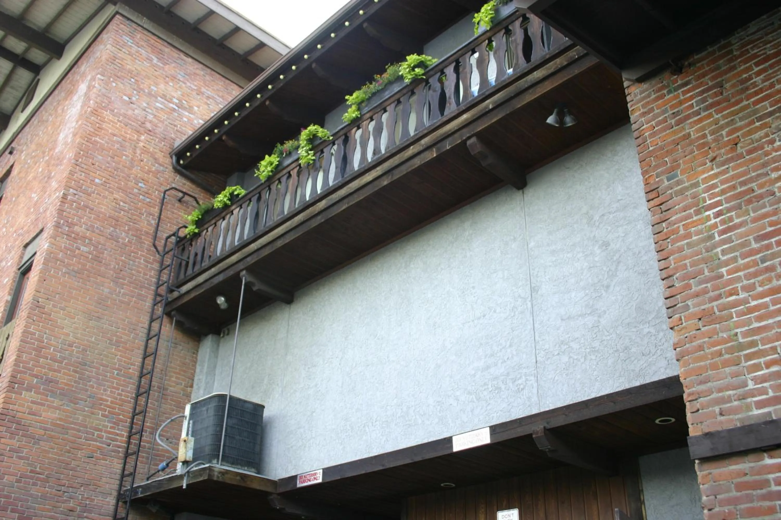 Property building in Der Sportsmann Suites