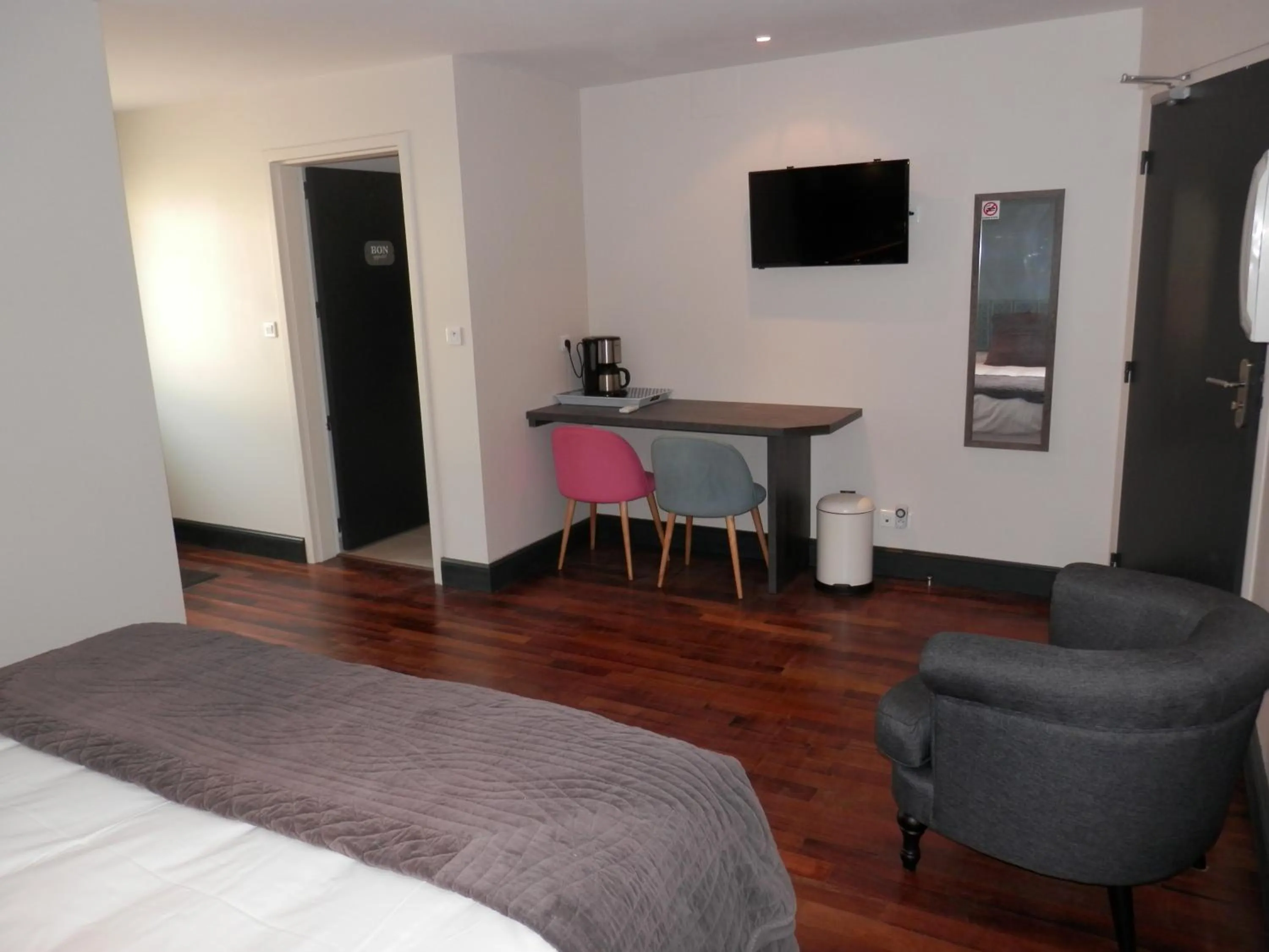 Seating area, Bed in Appart-hôtel Chanzy / Angoulême