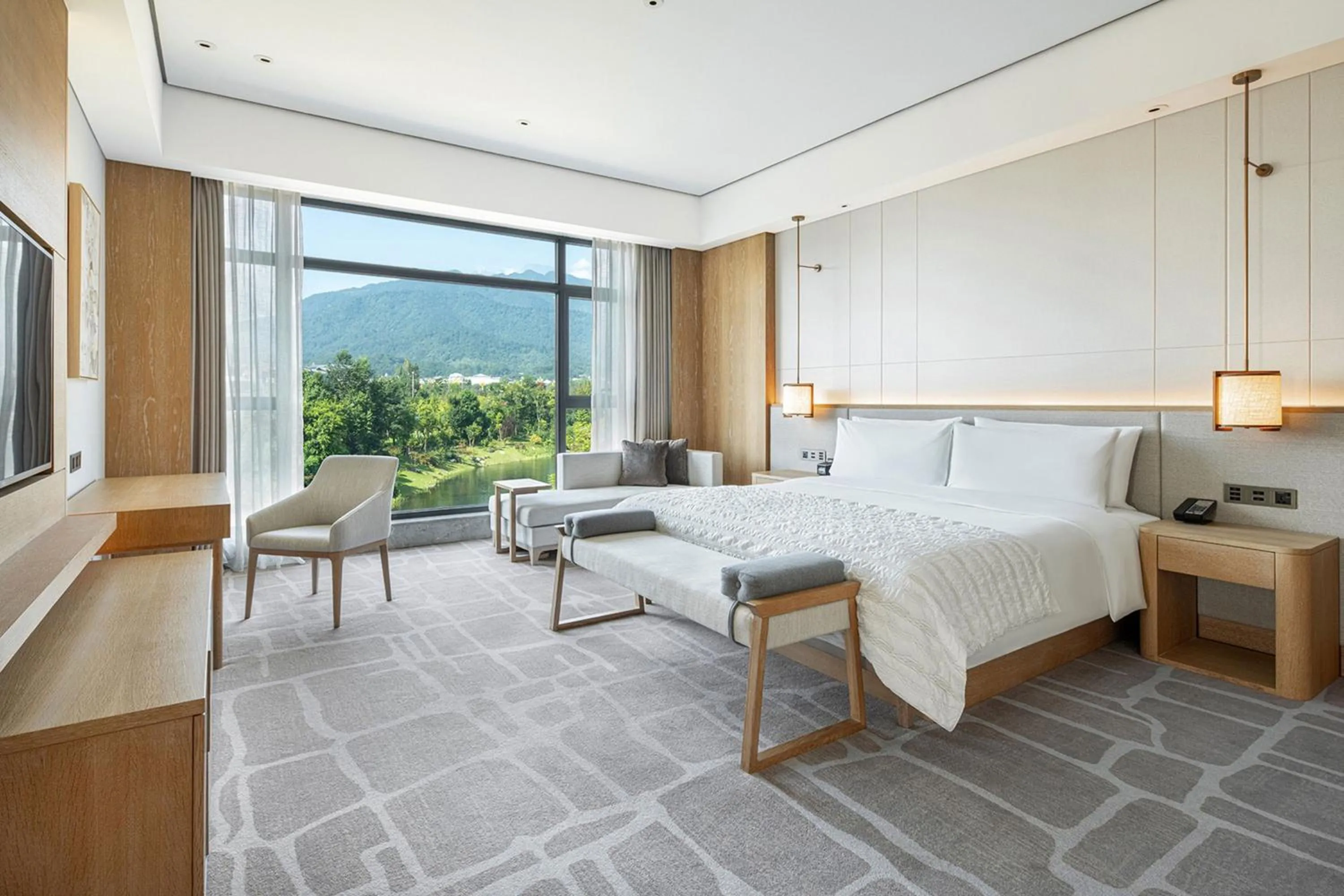 Photo of the whole room, Bed in Le Meridien Emei Mountain Resort