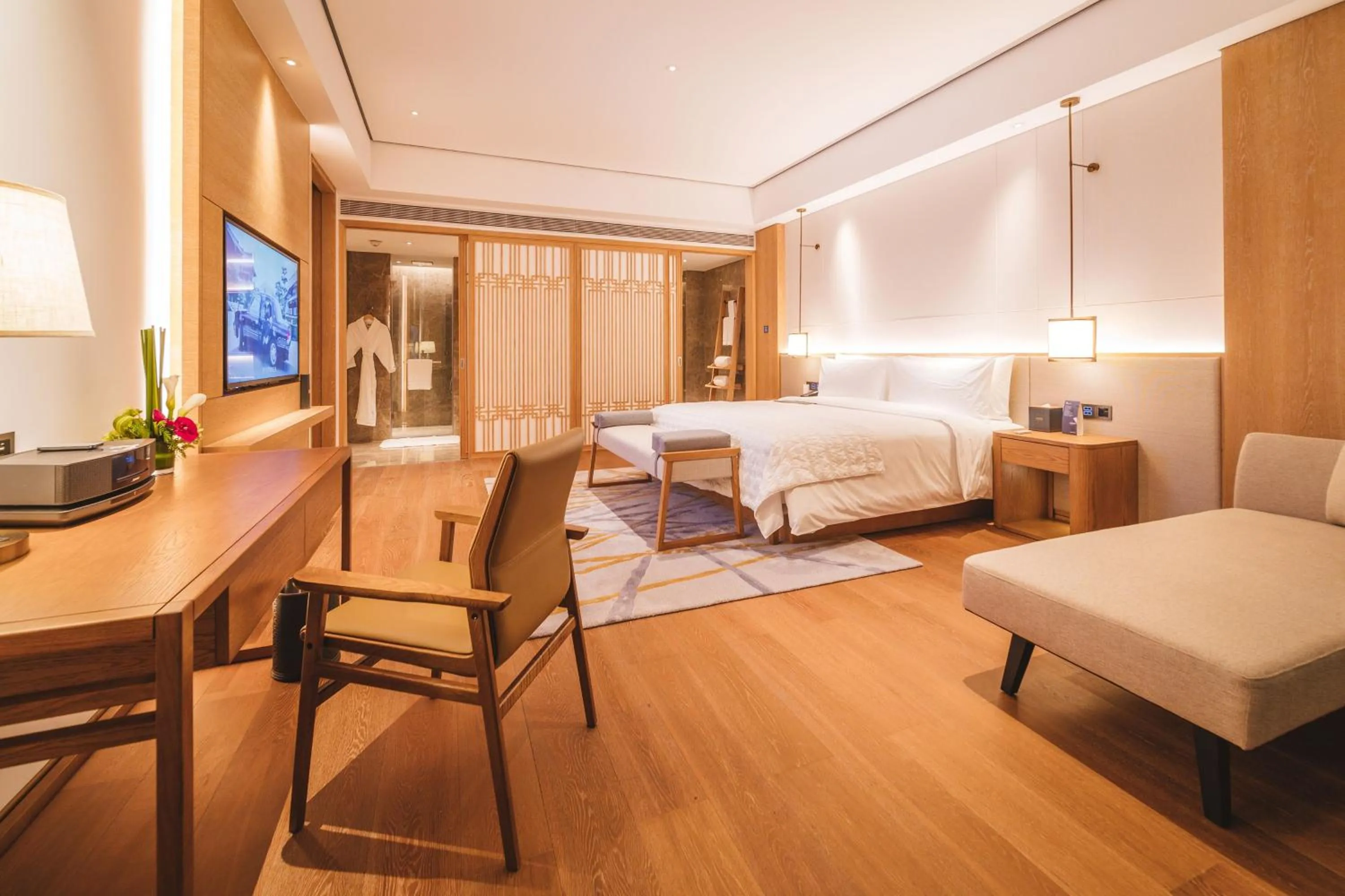 Photo of the whole room, Bed in Le Meridien Emei Mountain Resort