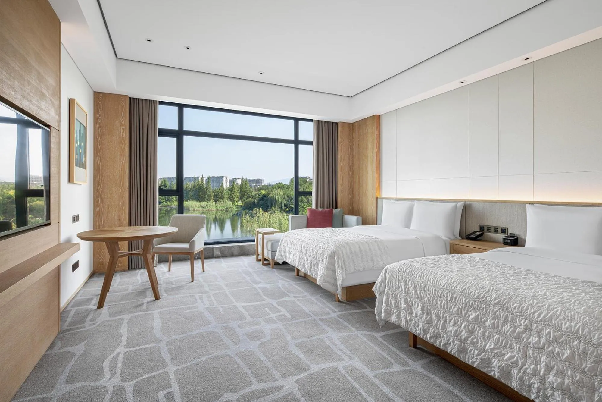 Bed in Le Meridien Emei Mountain Resort