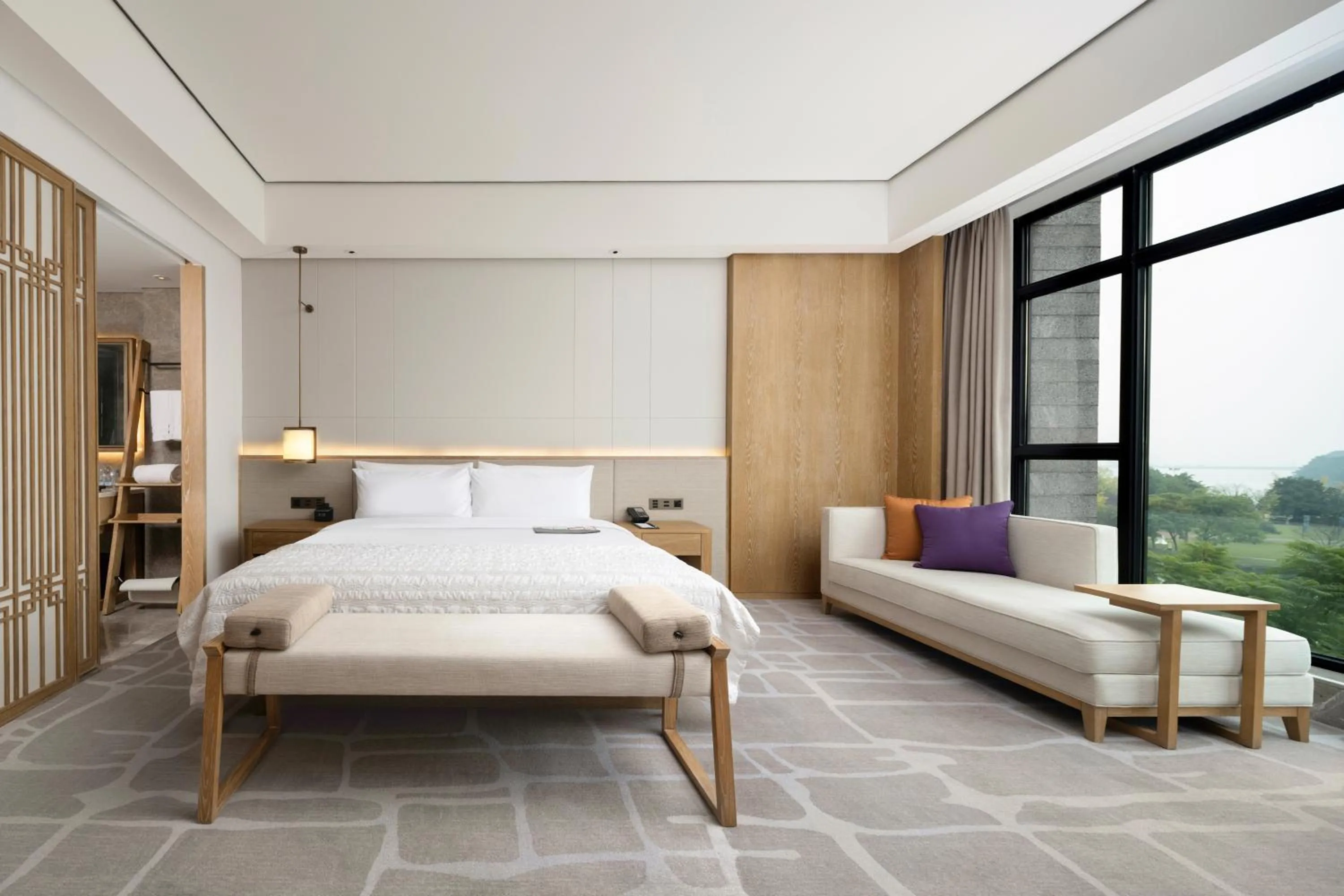 Bedroom, Bed in Le Meridien Emei Mountain Resort