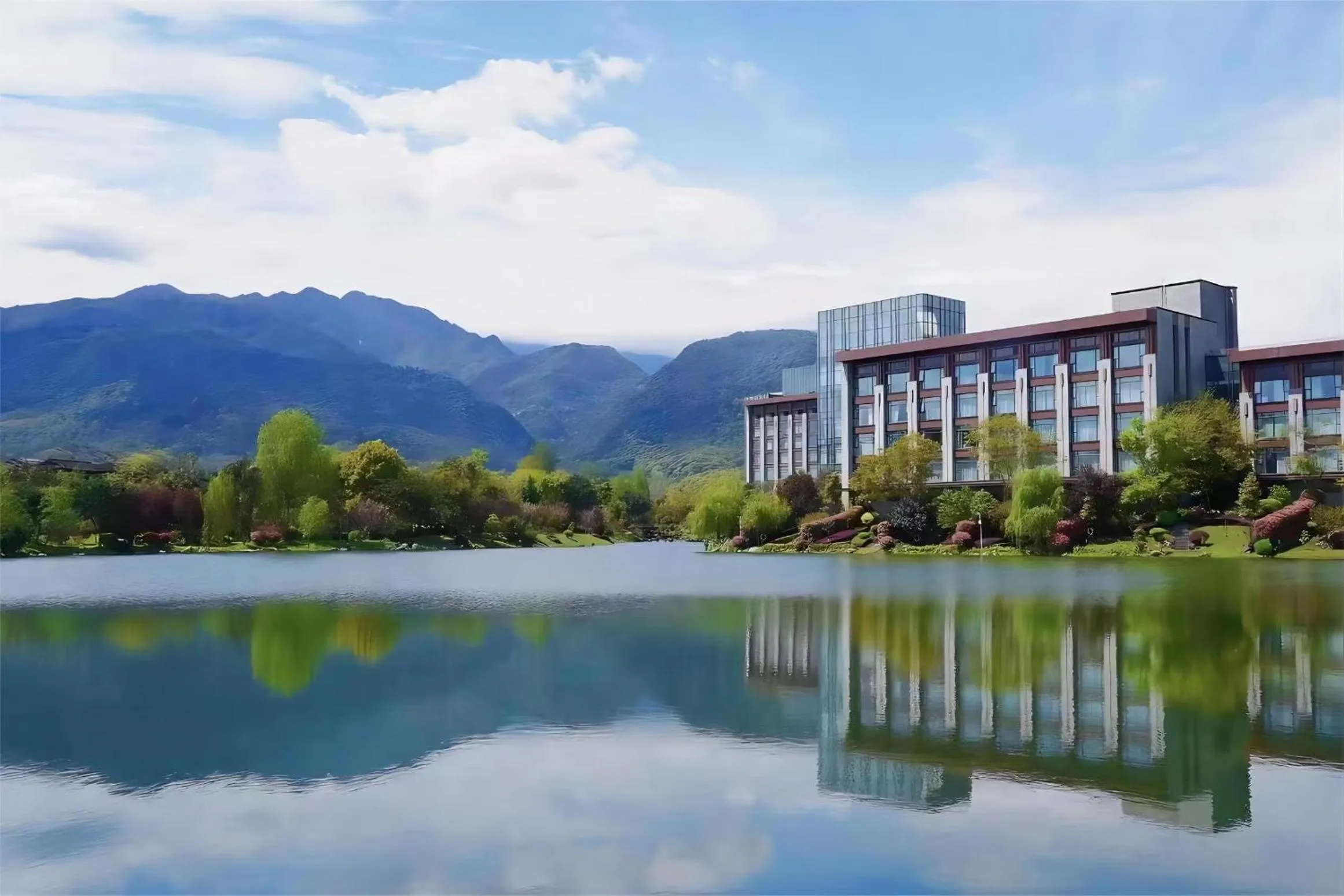 Property building in Le Meridien Emei Mountain Resort