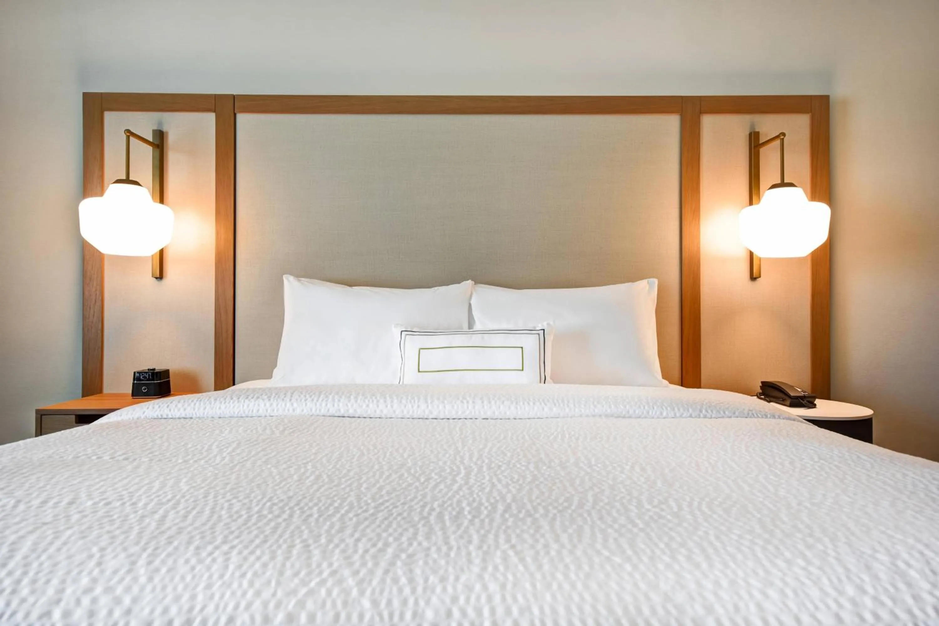 Photo of the whole room, Bed in Fairfield Inn & Suites by Marriott Plymouth