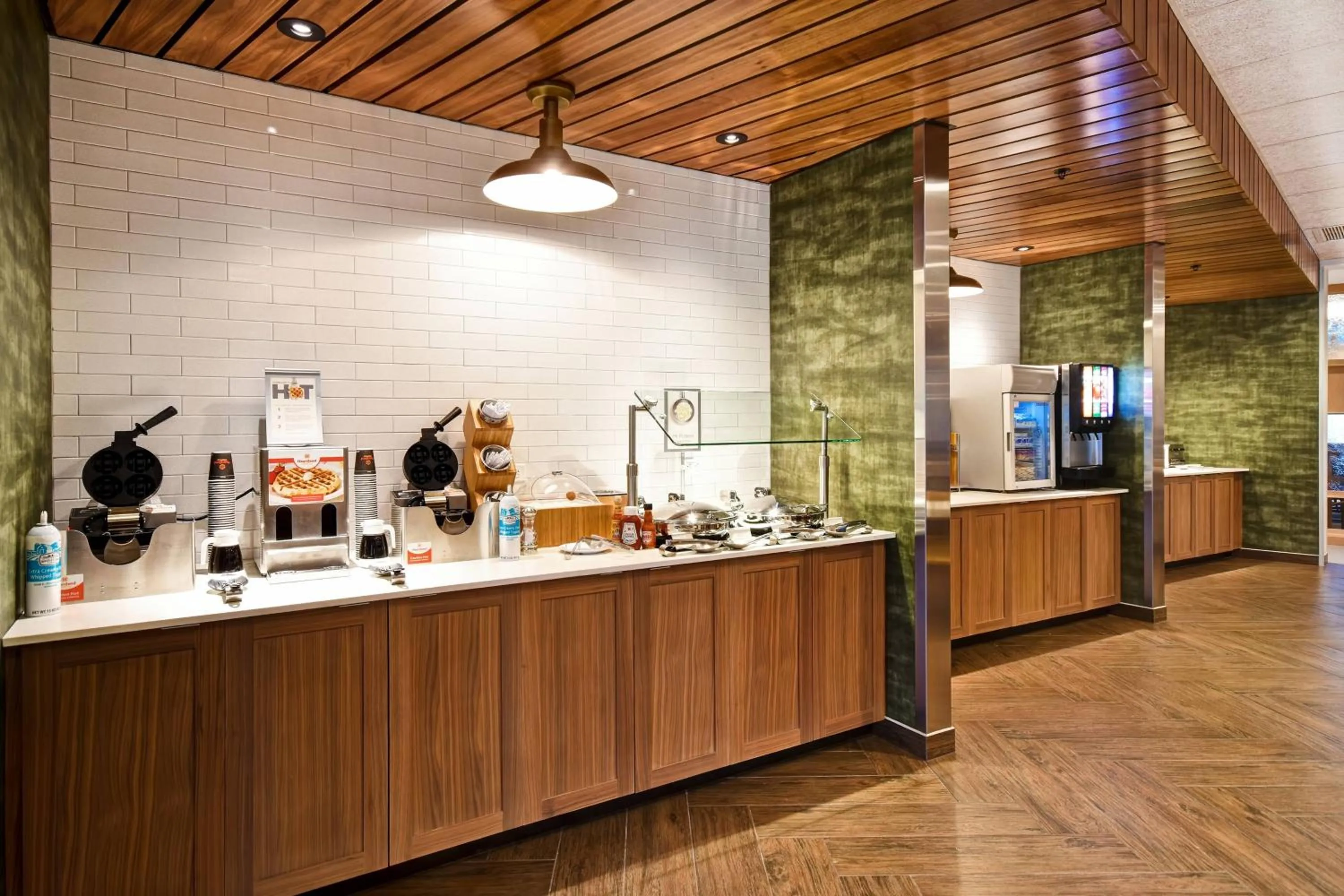 Breakfast in Fairfield Inn & Suites by Marriott Plymouth