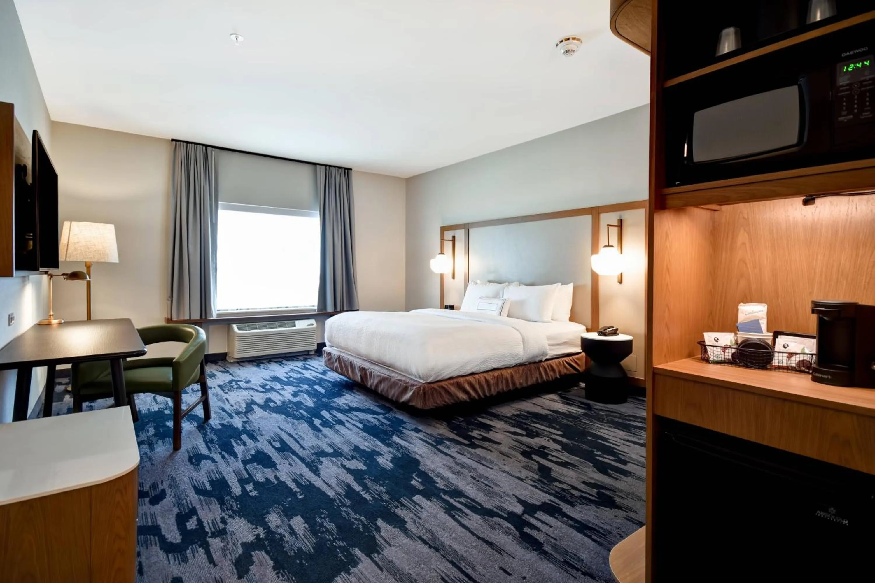 Photo of the whole room, Bed in Fairfield Inn & Suites by Marriott Plymouth