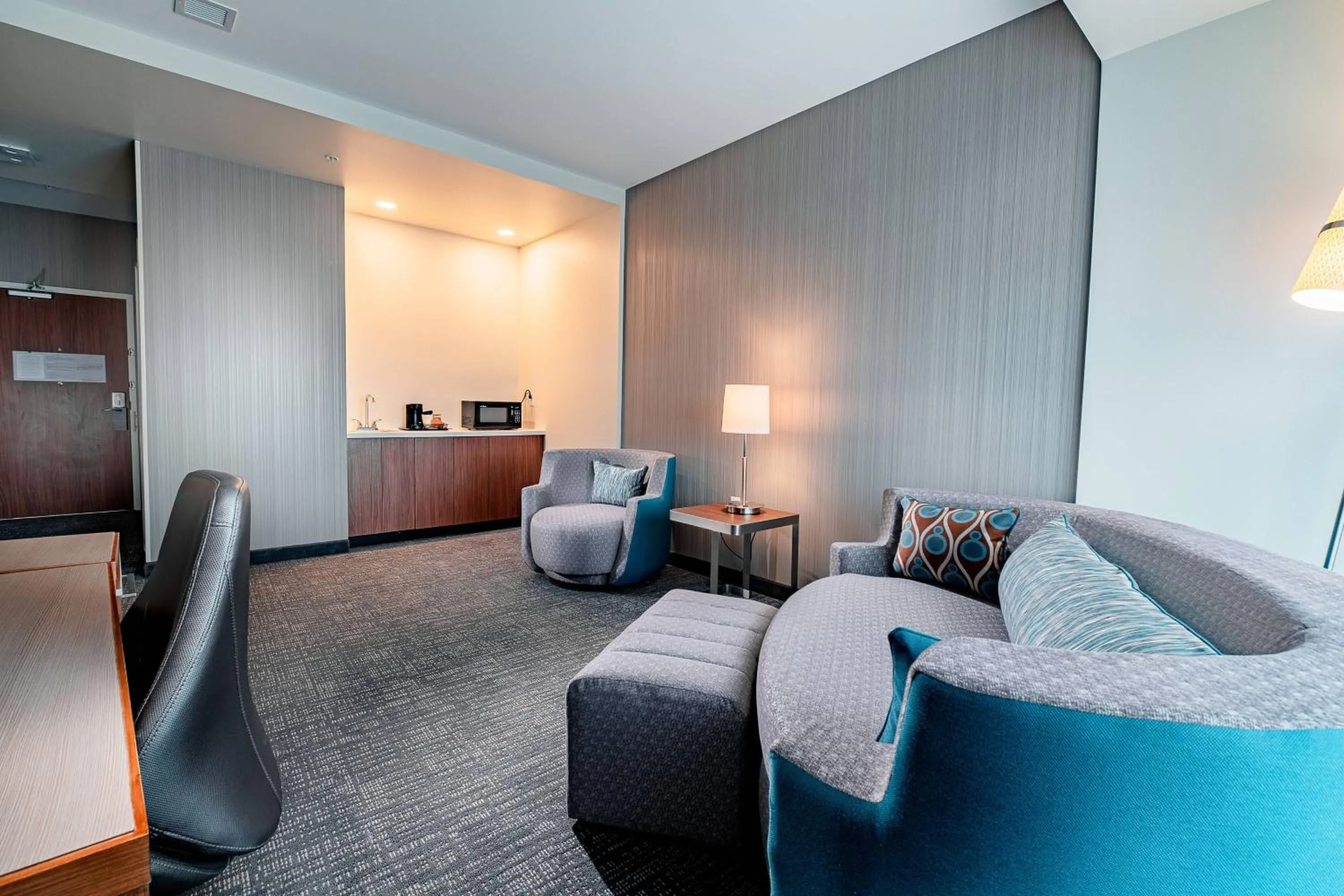 Living room in Courtyard by Marriott Toledo West