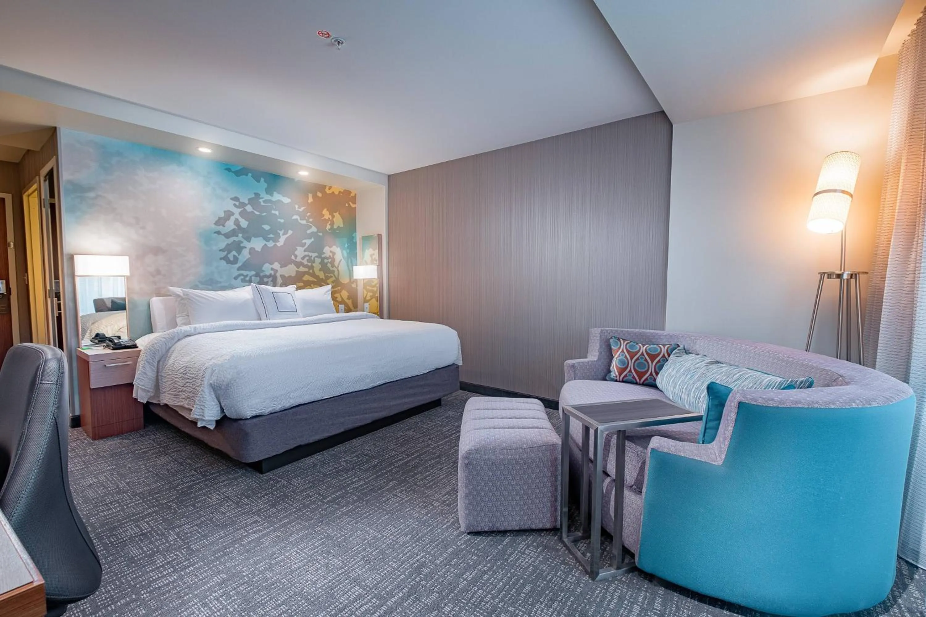 Photo of the whole room, Bed in Courtyard by Marriott Toledo West