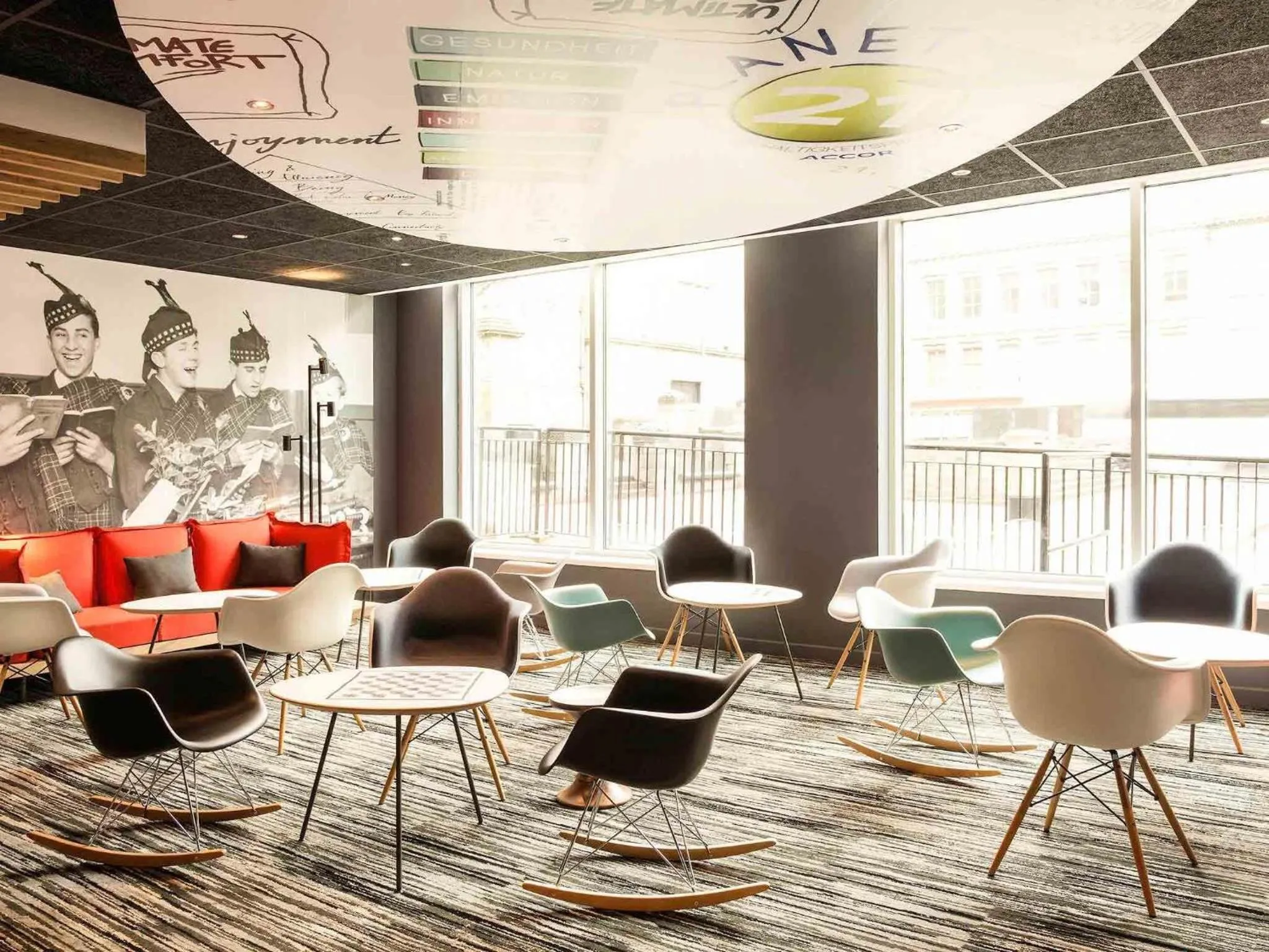 Lounge or bar in ibis Edinburgh Centre Royal Mile