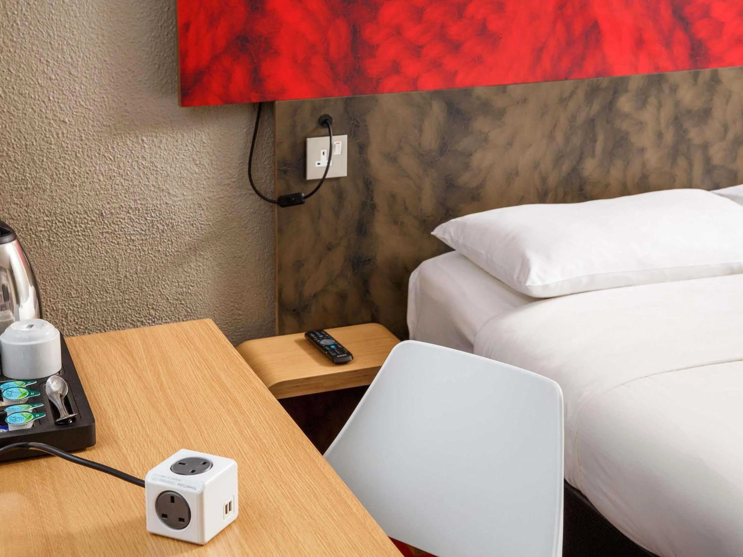 Bedroom, Bed in ibis Edinburgh Centre Royal Mile – Hunter Square