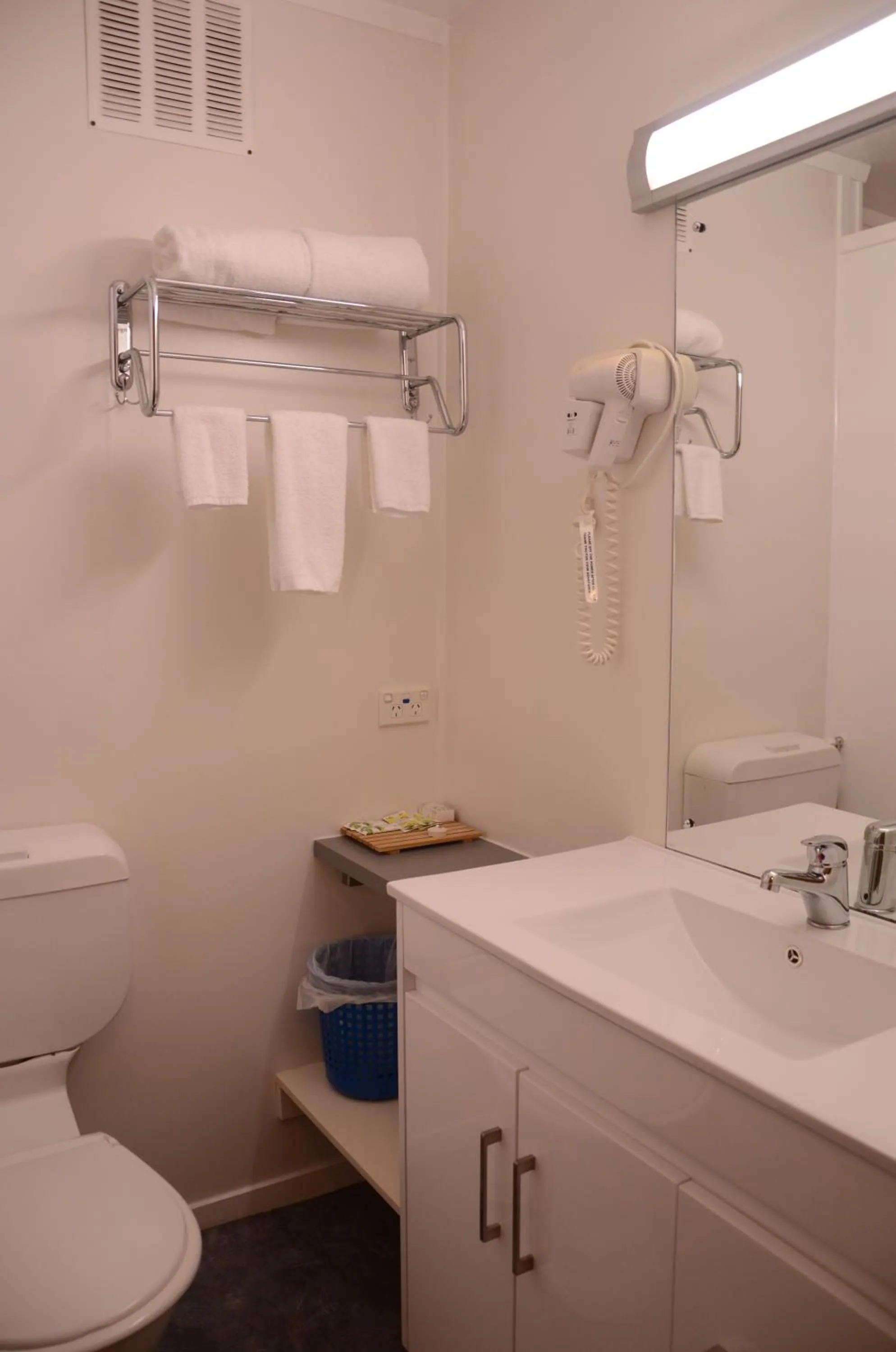 Bathroom in Alpers Lodge & Conference Centre