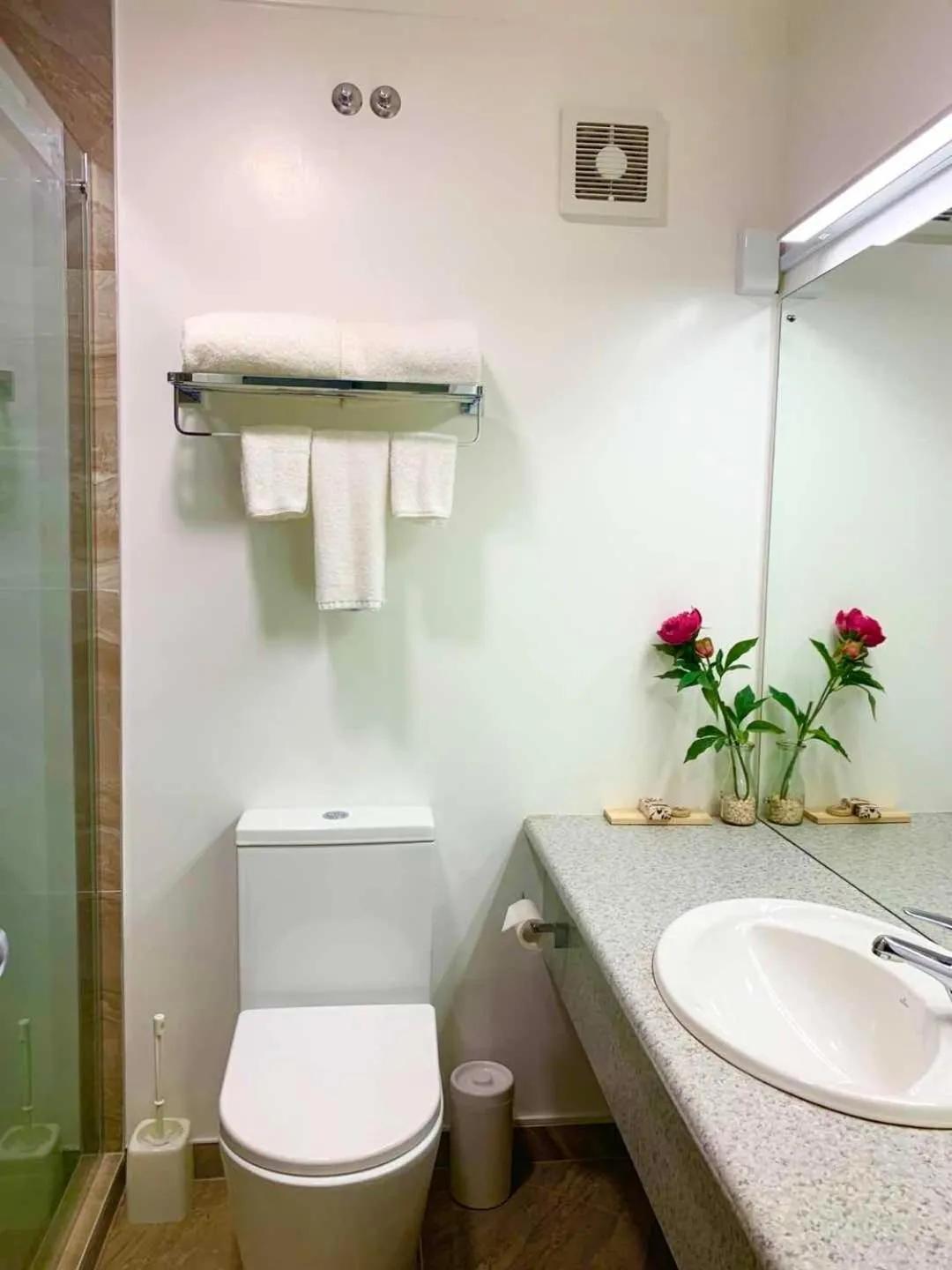 Bathroom in Alpers Lodge & Conference Centre