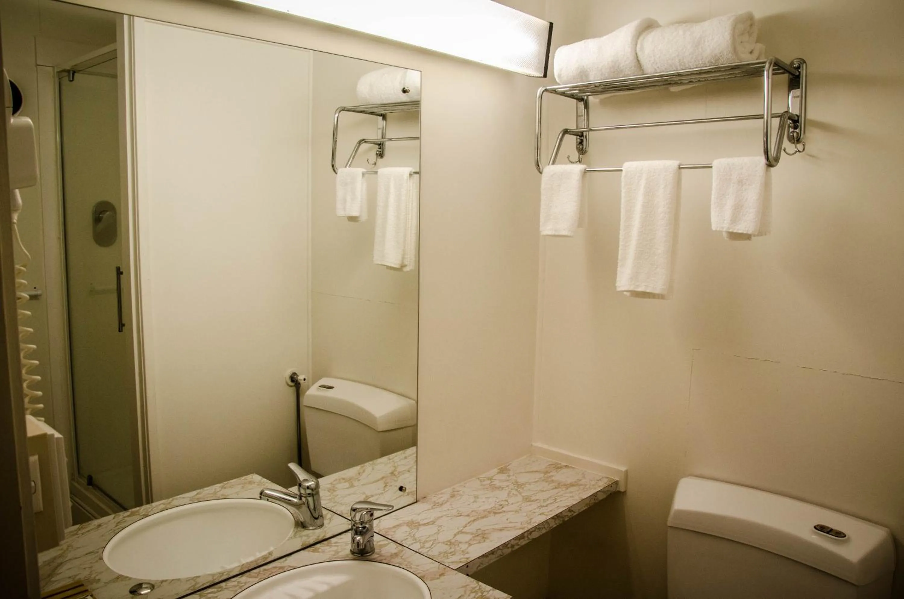 Bathroom in Alpers Lodge & Conference Centre