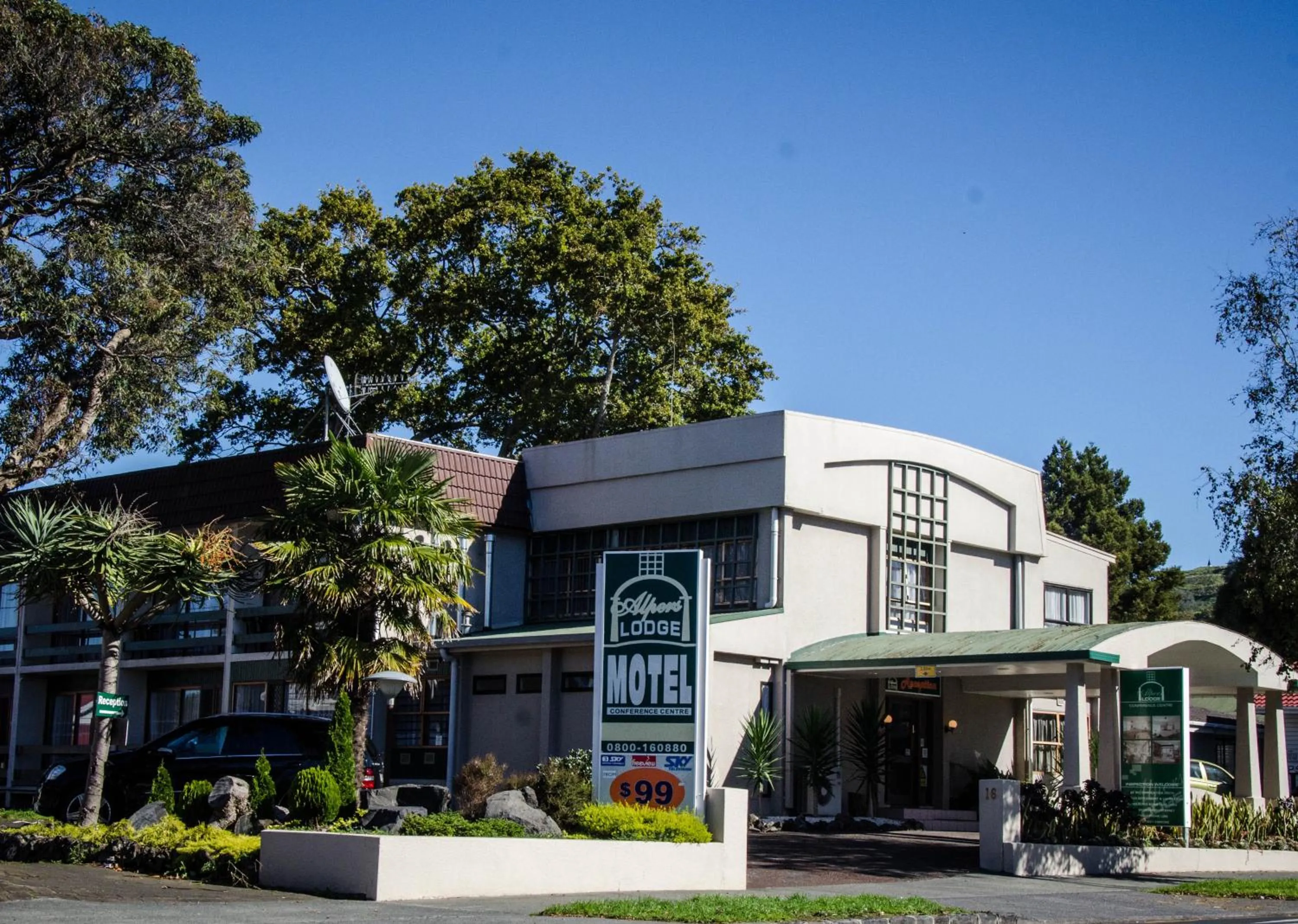 Facade/entrance in Alpers Lodge & Conference Centre