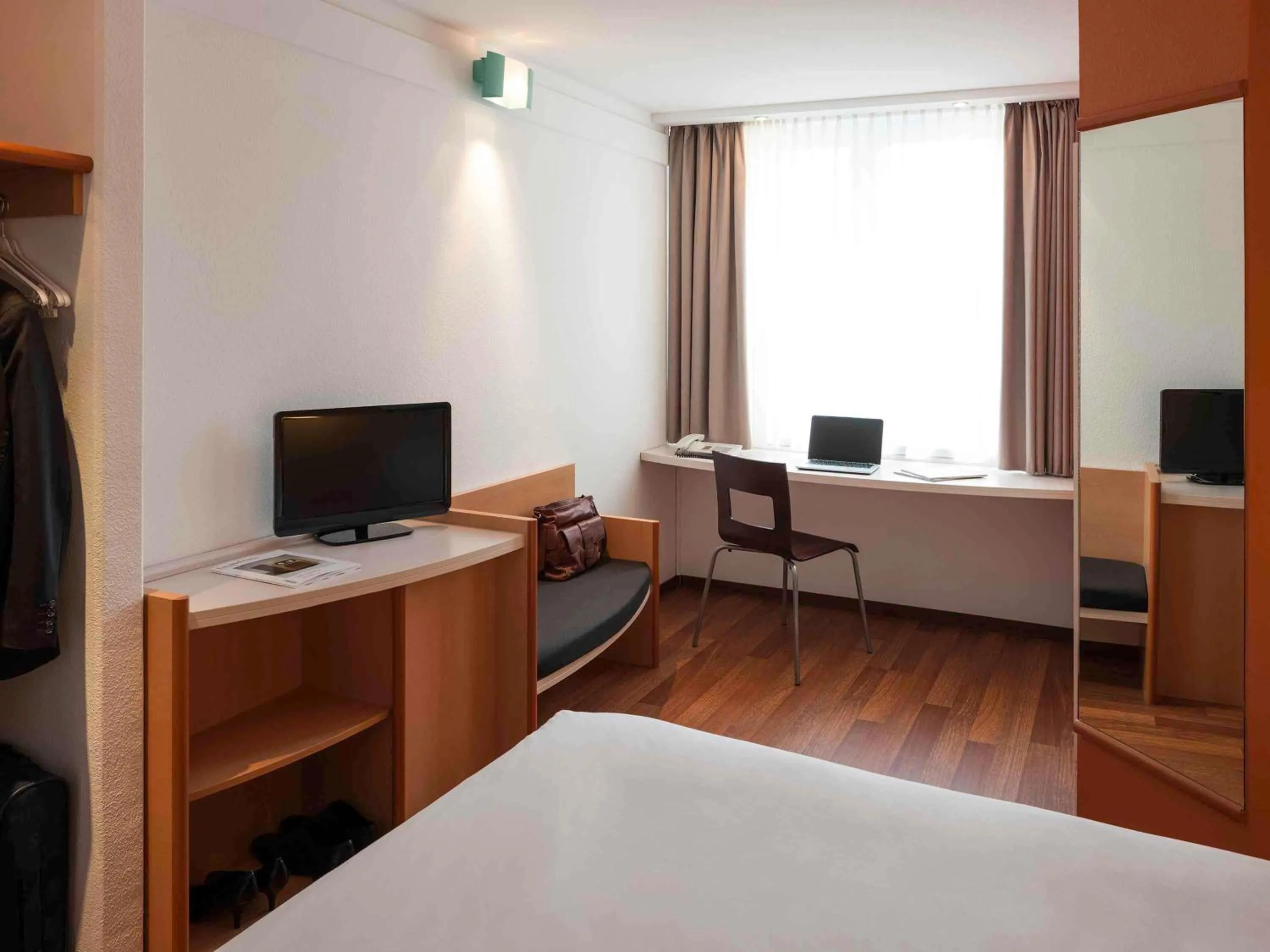 Bedroom, Bed in ibis Nürnberg Hauptbahnhof