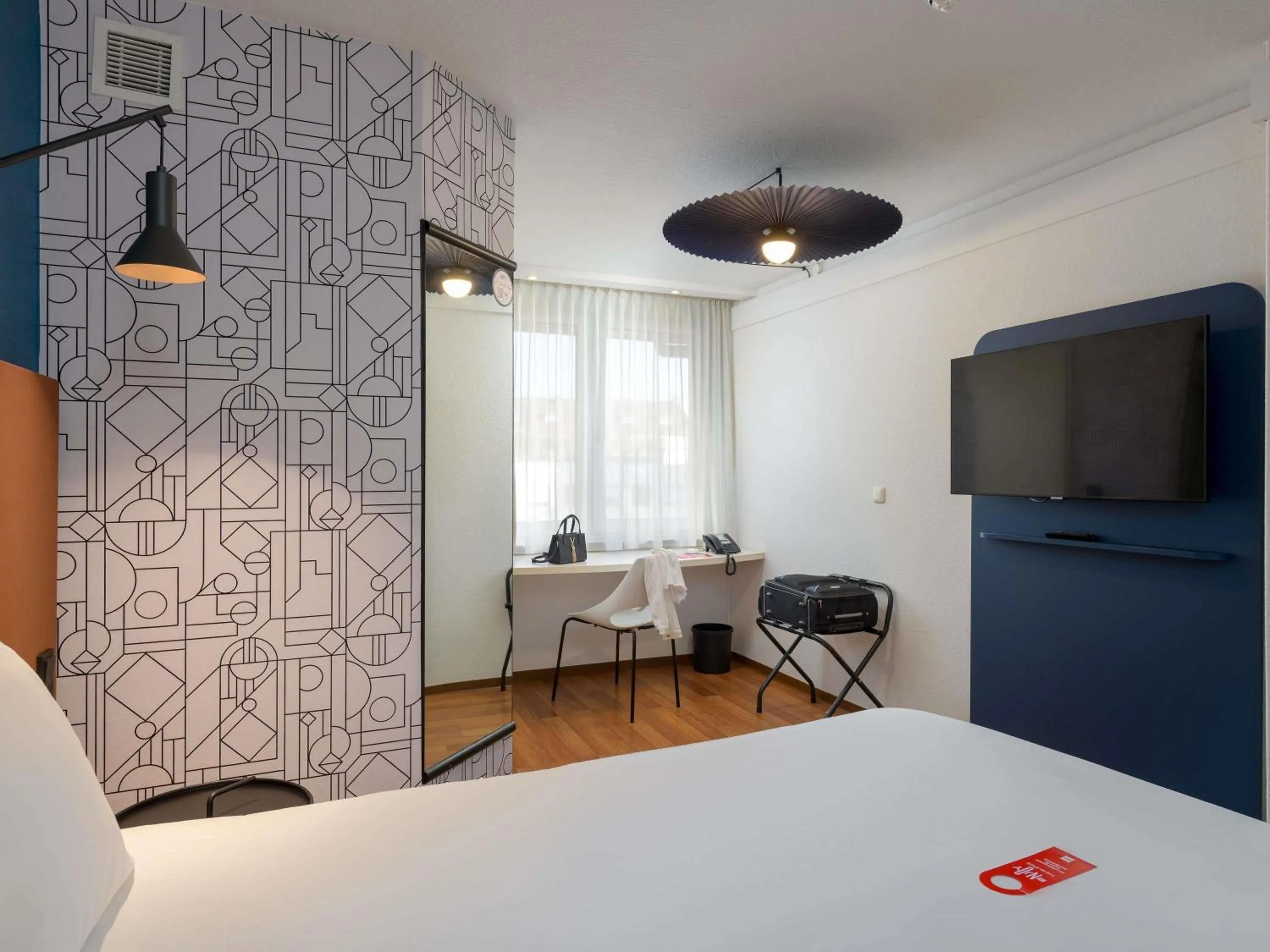 Photo of the whole room, Bed in ibis Nürnberg Hauptbahnhof