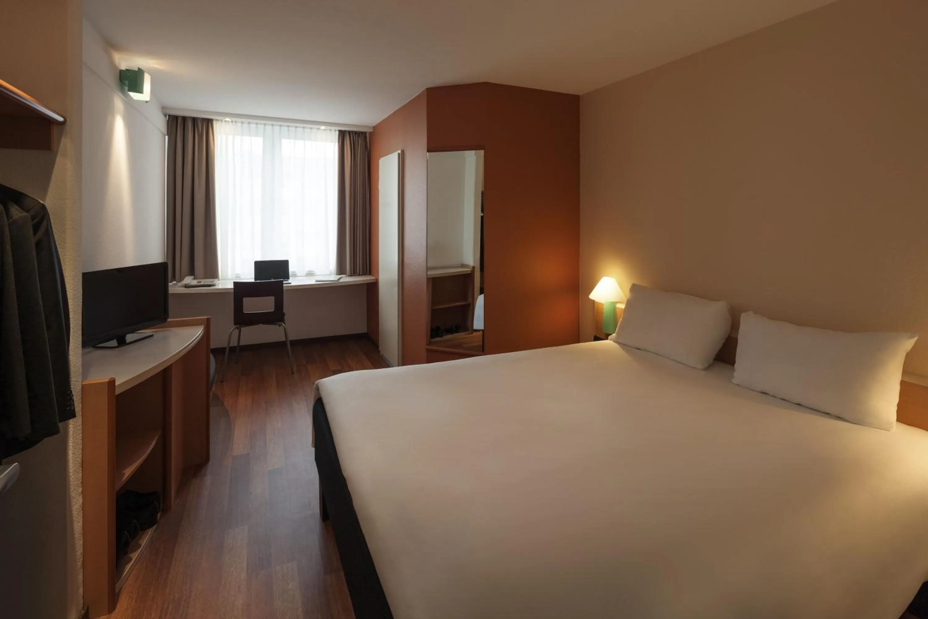 Photo of the whole room, Bed in ibis Nürnberg Hauptbahnhof