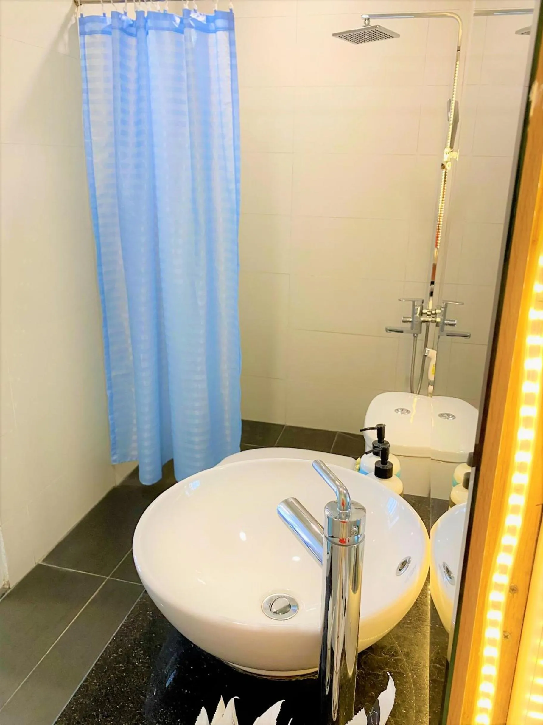Shower in Olivia Hotel and Apartment