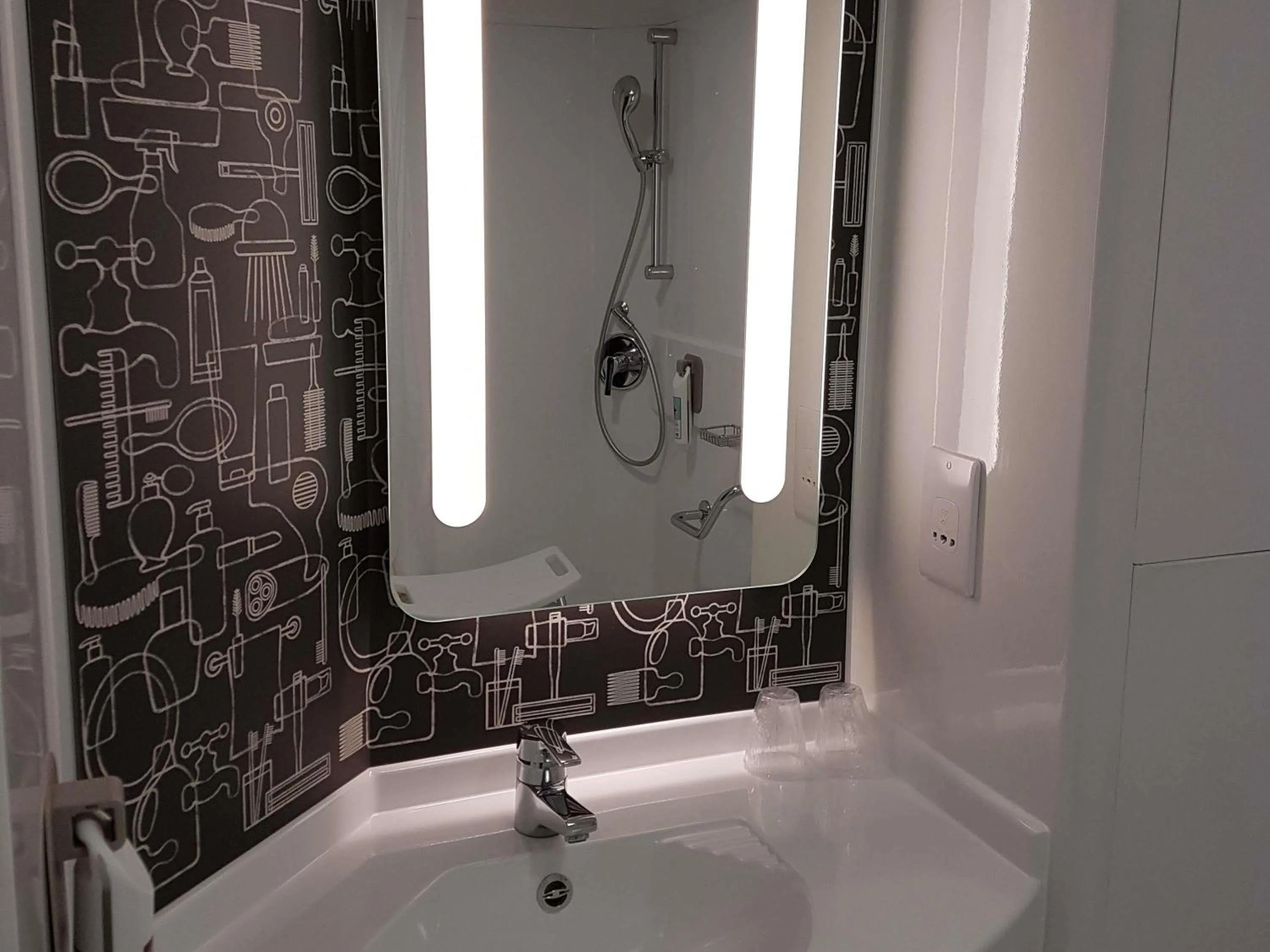 Bedroom in ibis Liverpool Centre Albert Dock – Liverpool One