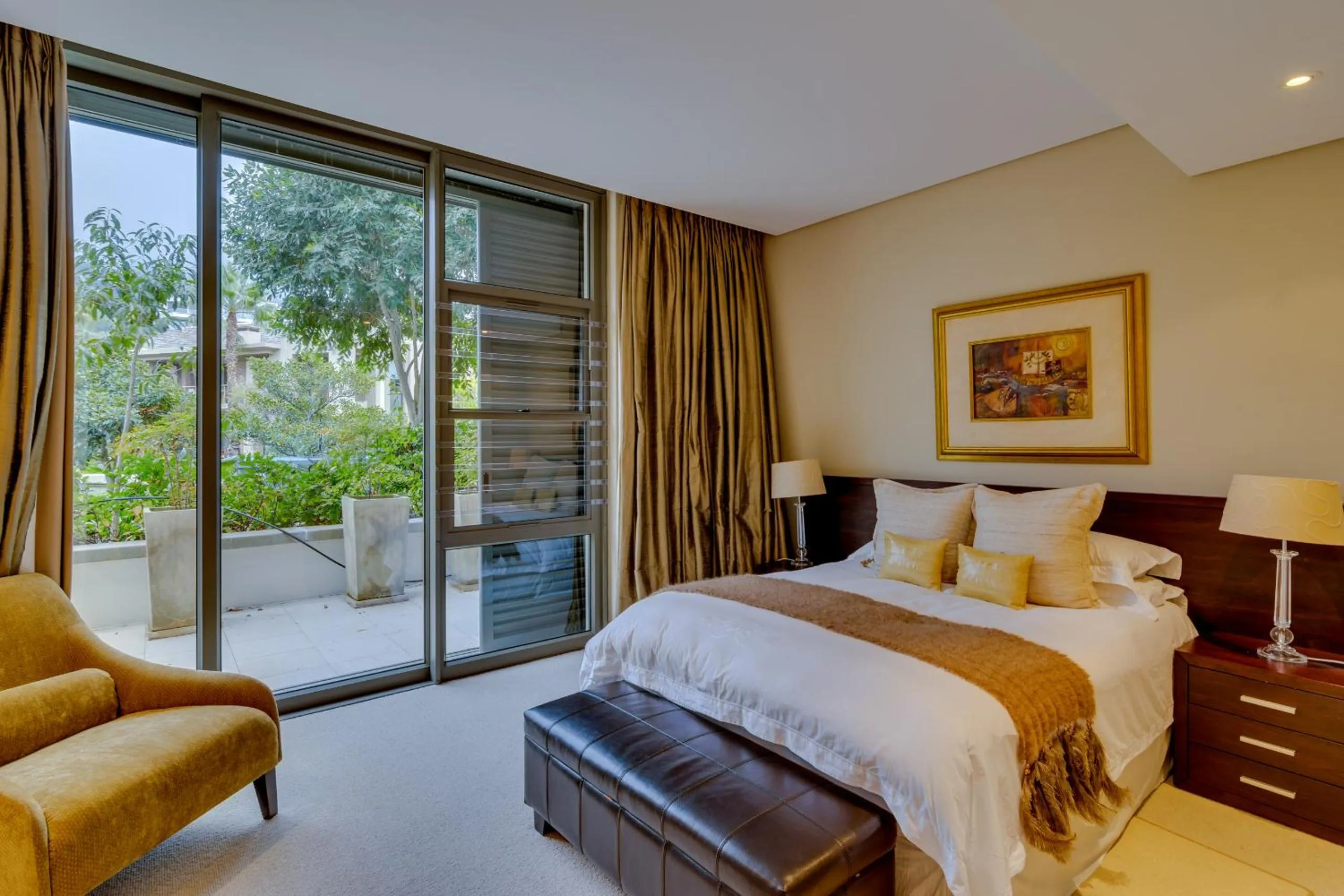 Bedroom, Bed in Mountain Marina Luxury Apartments