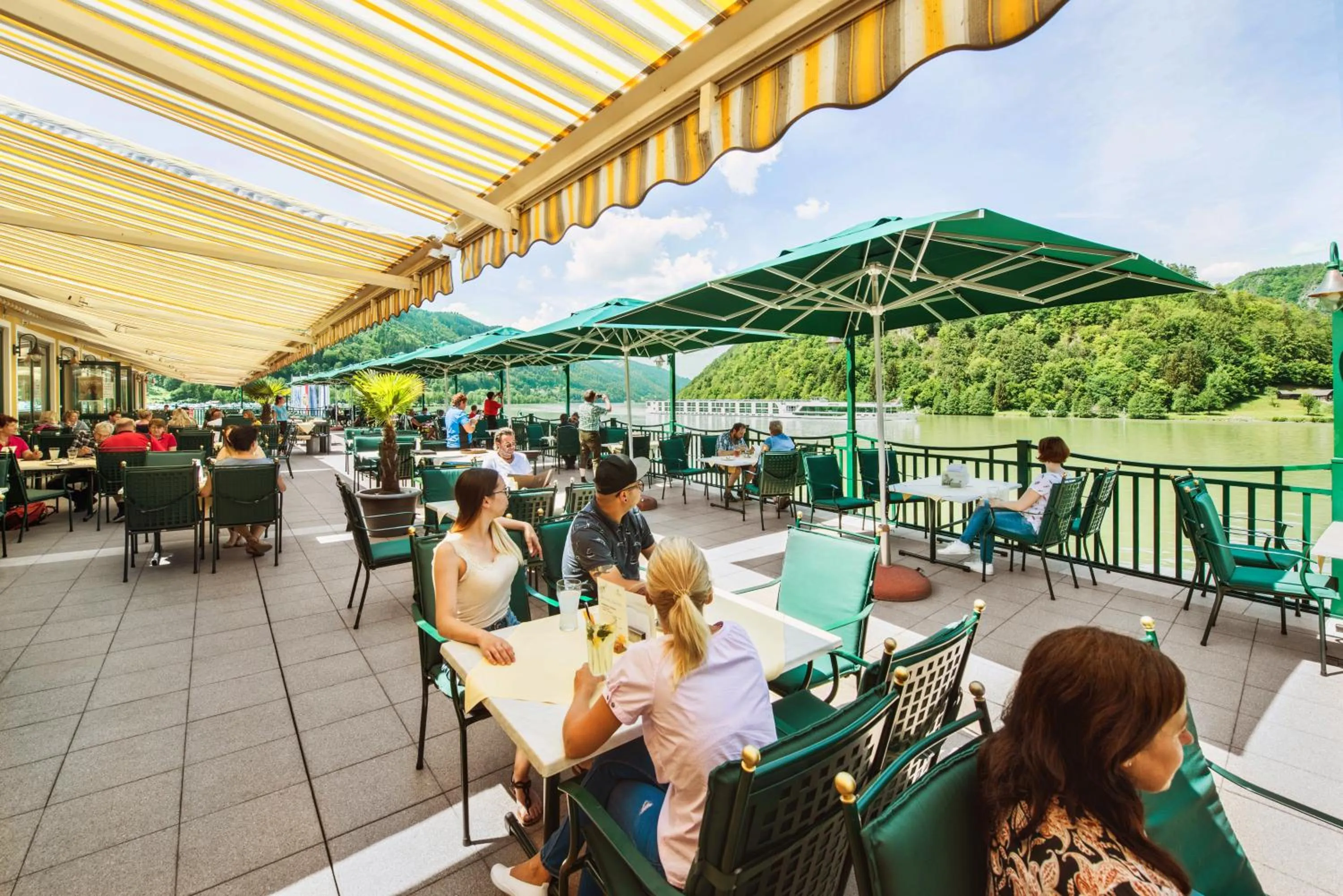 Restaurant/places to eat in Riverresort Donauschlinge