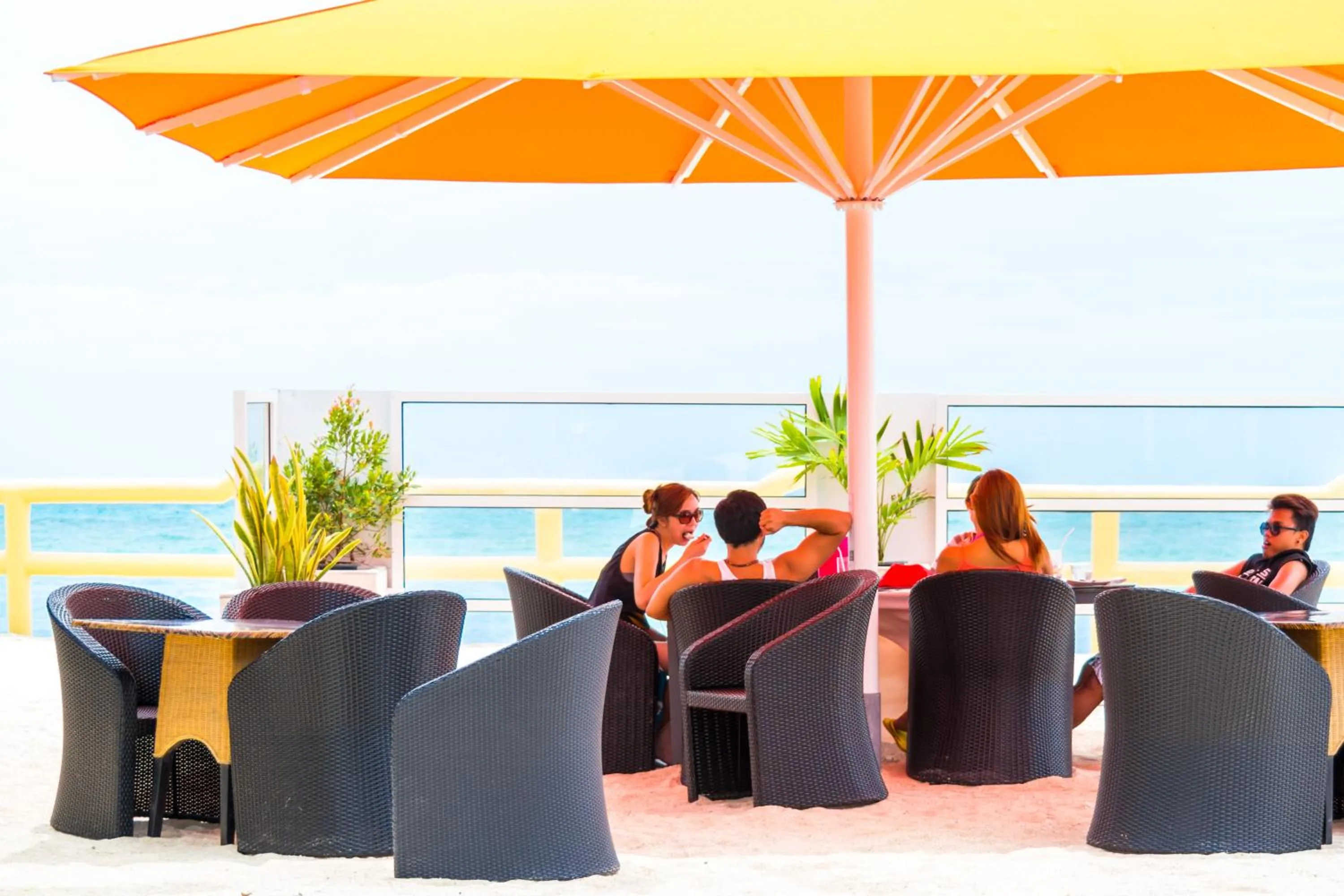 Restaurant/Places to Eat in Marlins Beach Resort