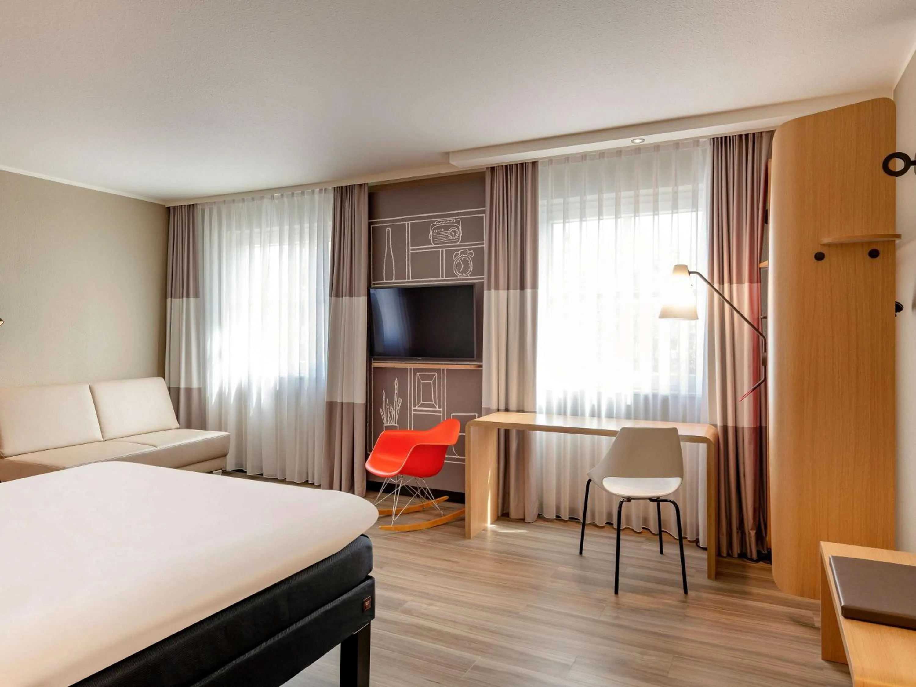 Photo of the whole room, Bed in ibis Mainz City