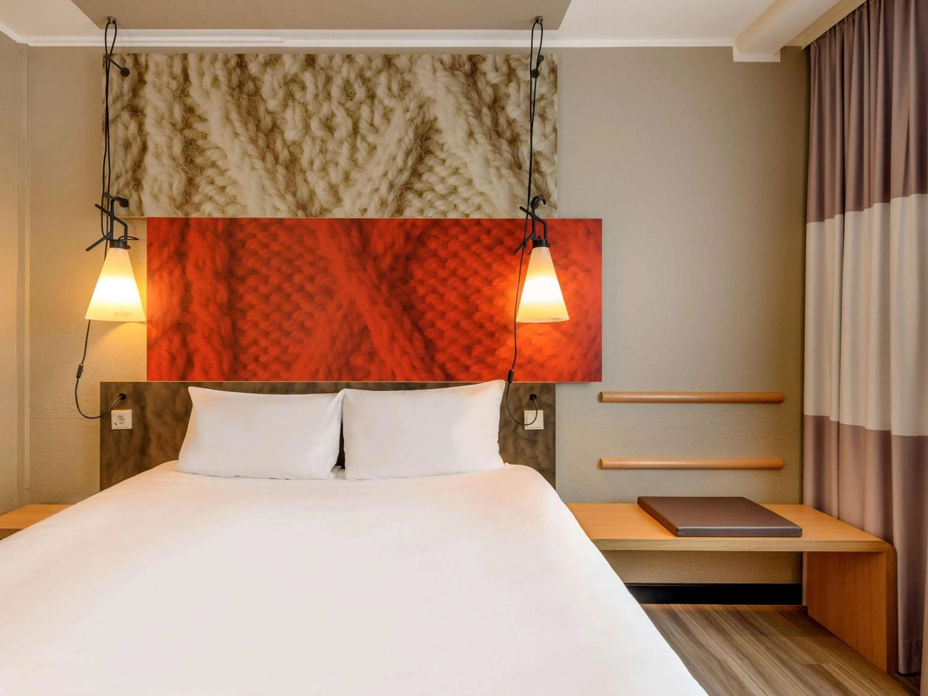 Photo of the whole room, Bed in ibis Mainz City