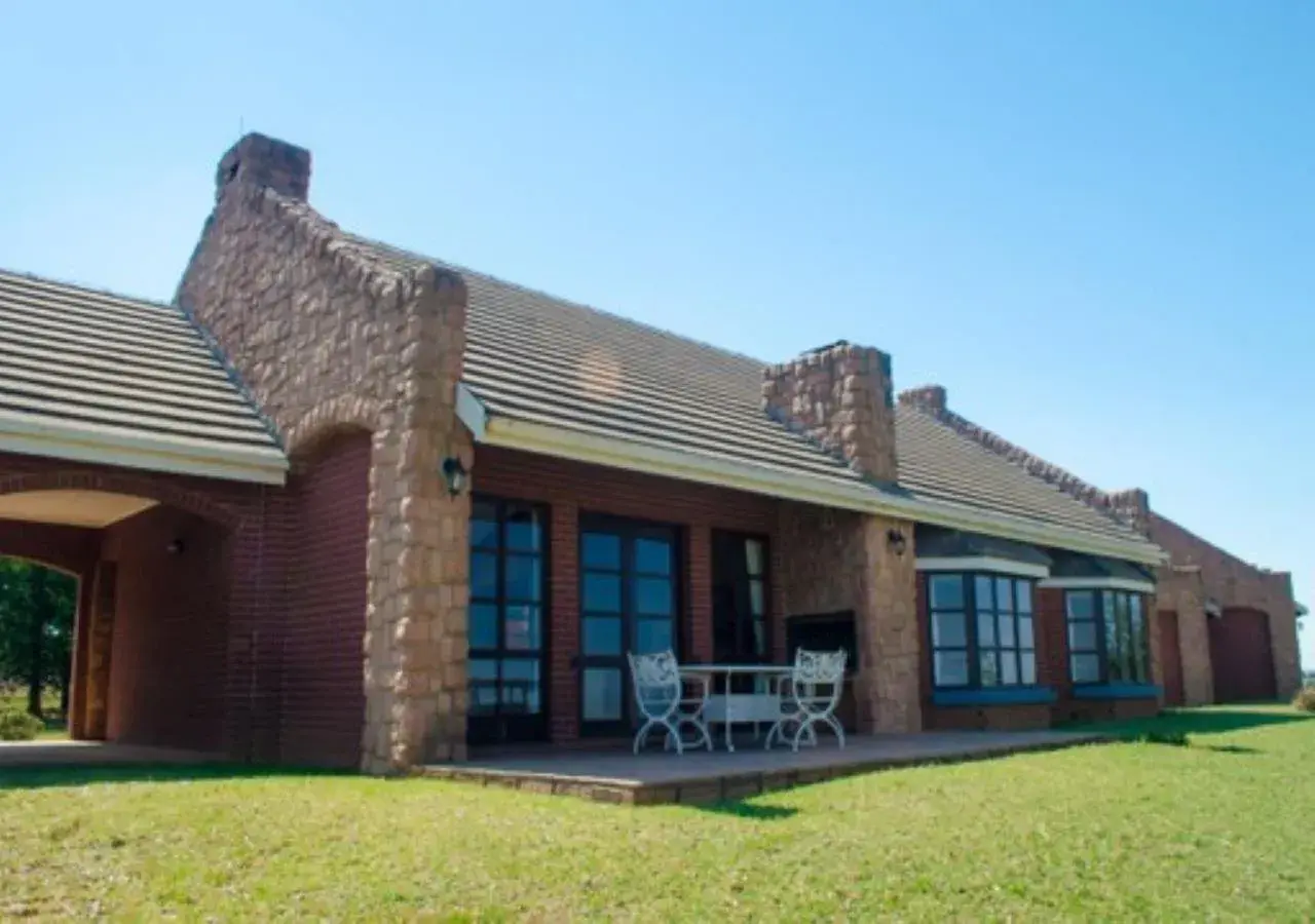 Two-Bedroom Chalet in Gooderson Kloppenheim Country Estate Two-Bedroom Chalet in Gooderson Kloppenheim Country Estate