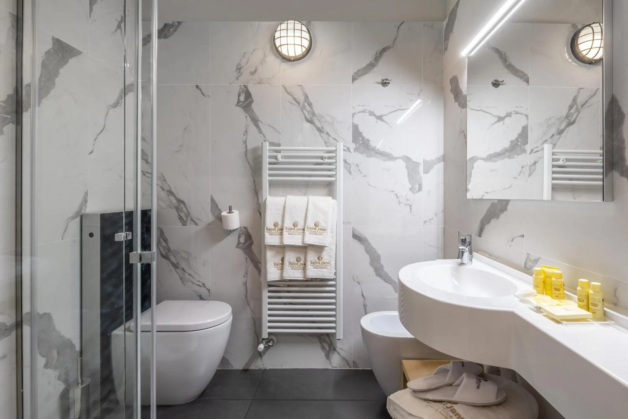 Bathroom in Hotel Piandineve