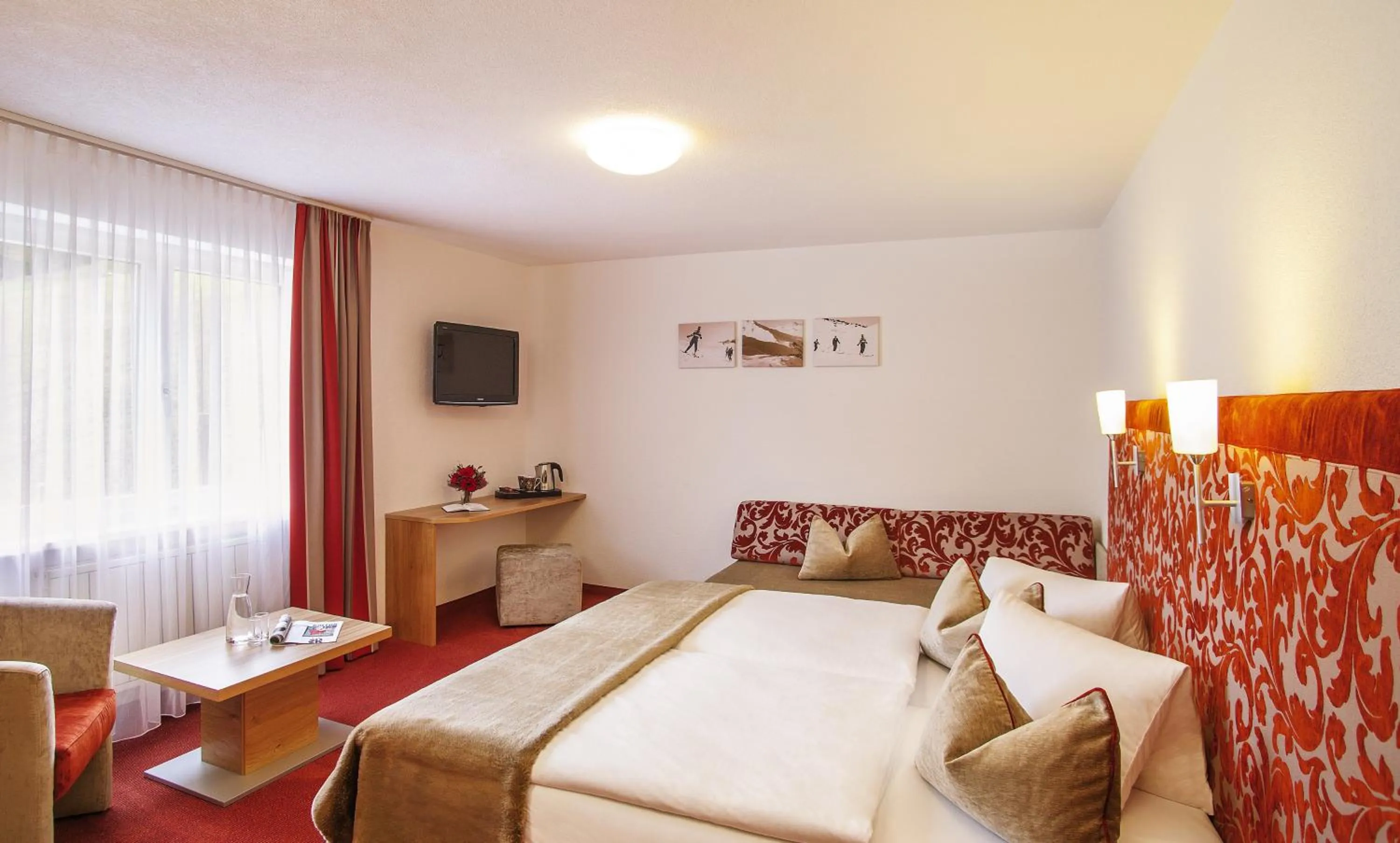 Bedroom, Bed in Hotel Garni Chasa Sulai