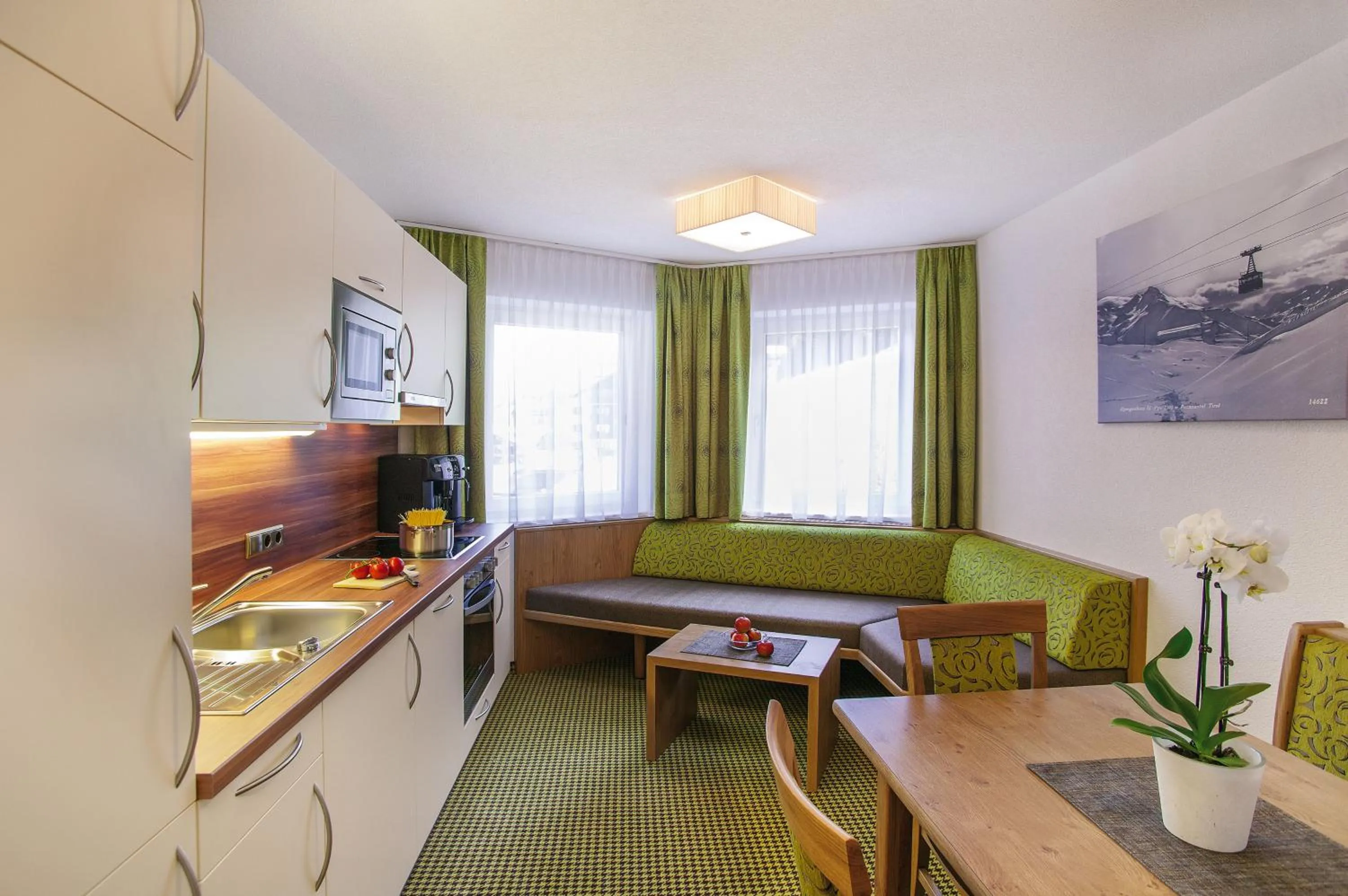 Kitchen or kitchenette in Hotel Garni Chasa Sulai