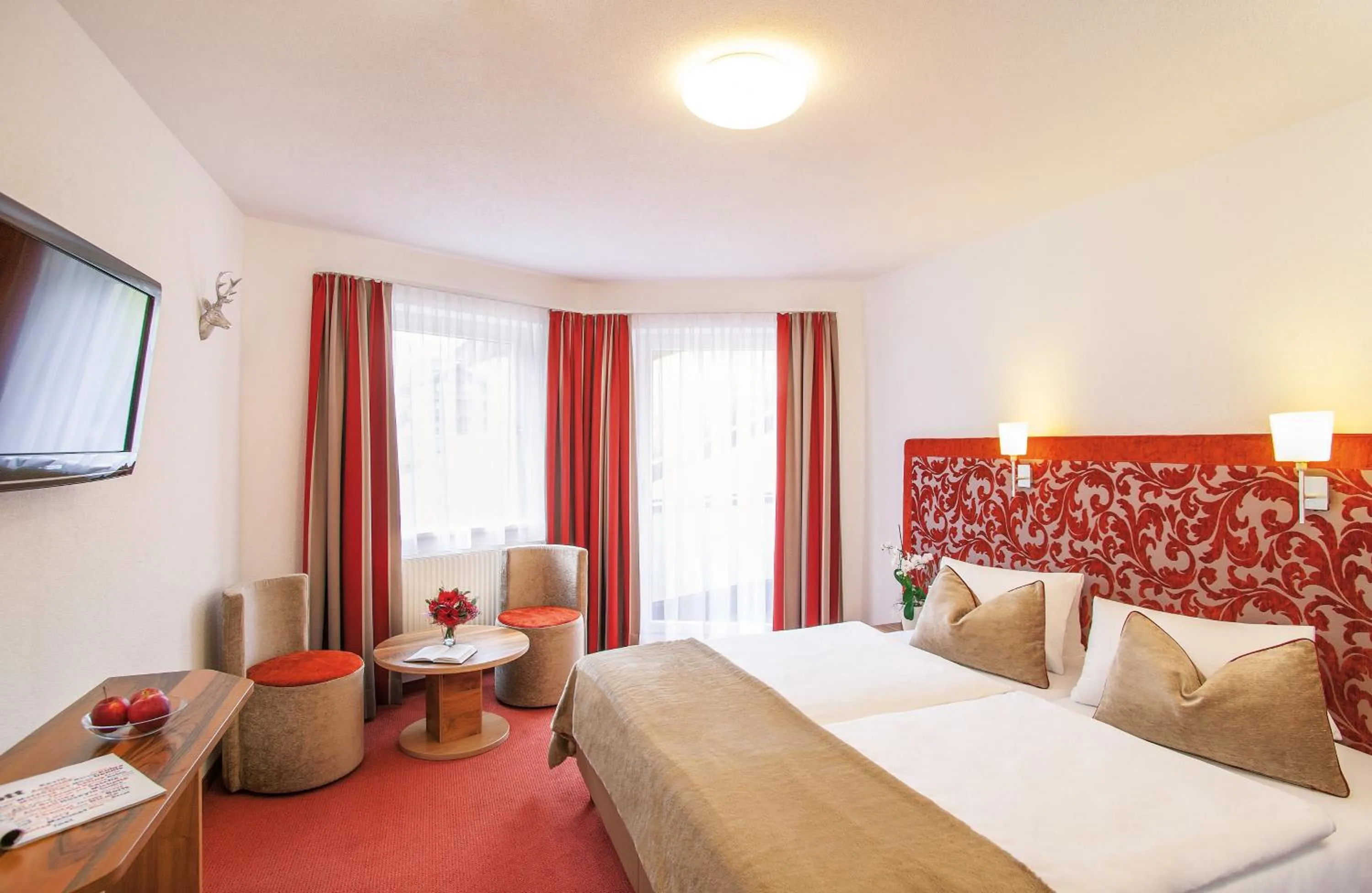 Photo of the whole room, Bed in Hotel Garni Chasa Sulai