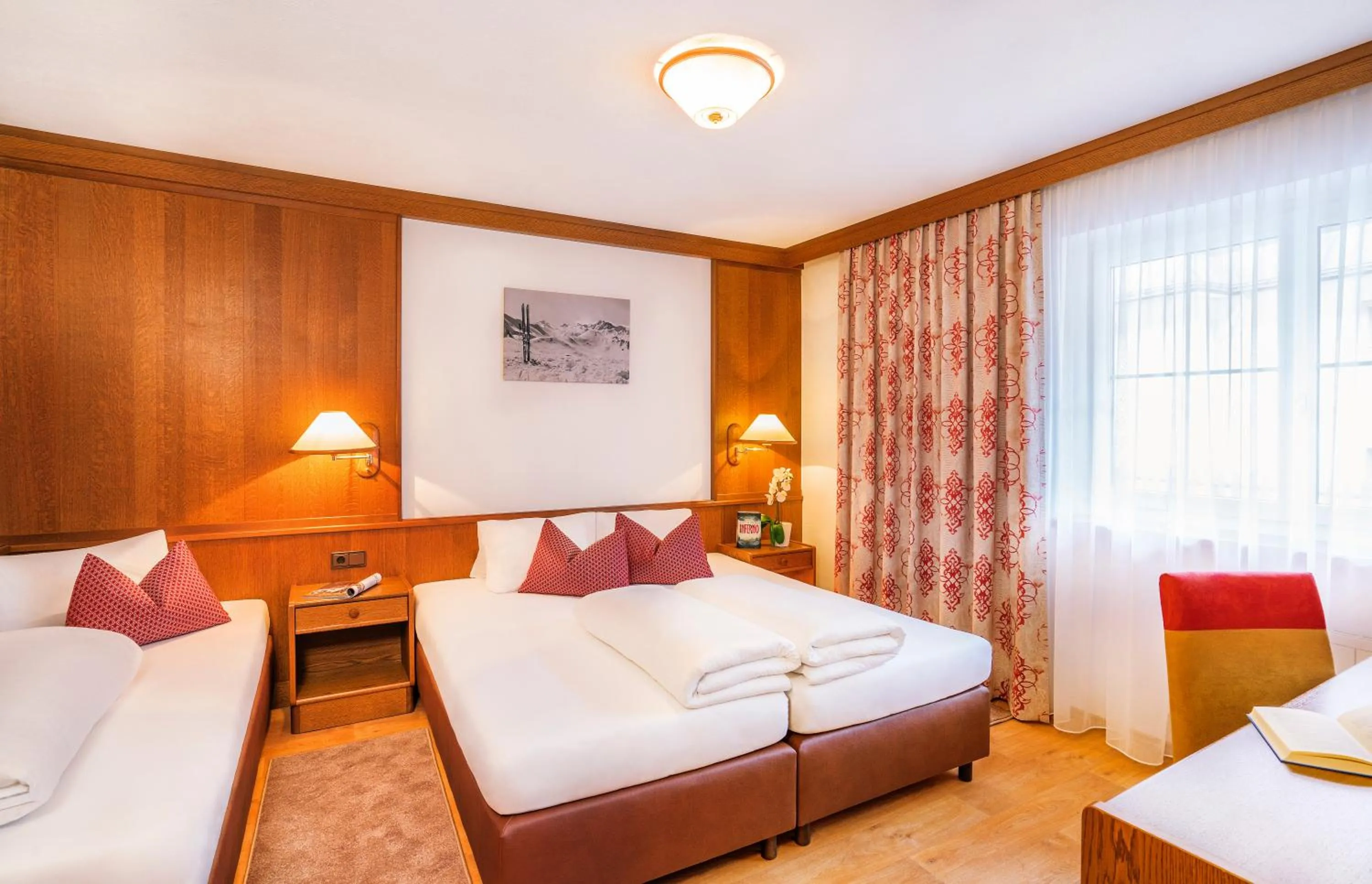 Bedroom, Bed in Hotel Garni Chasa Sulai