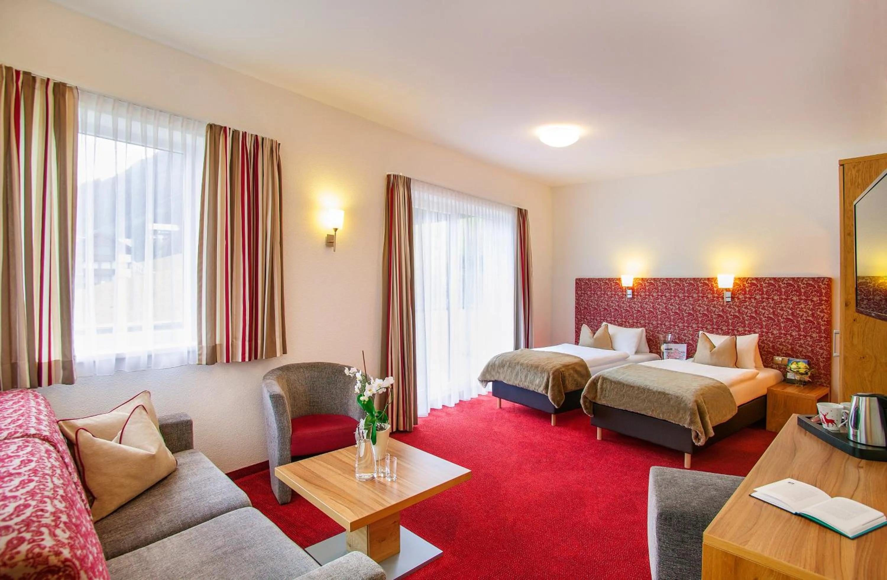 Photo of the whole room, Bed in Hotel Garni Chasa Sulai