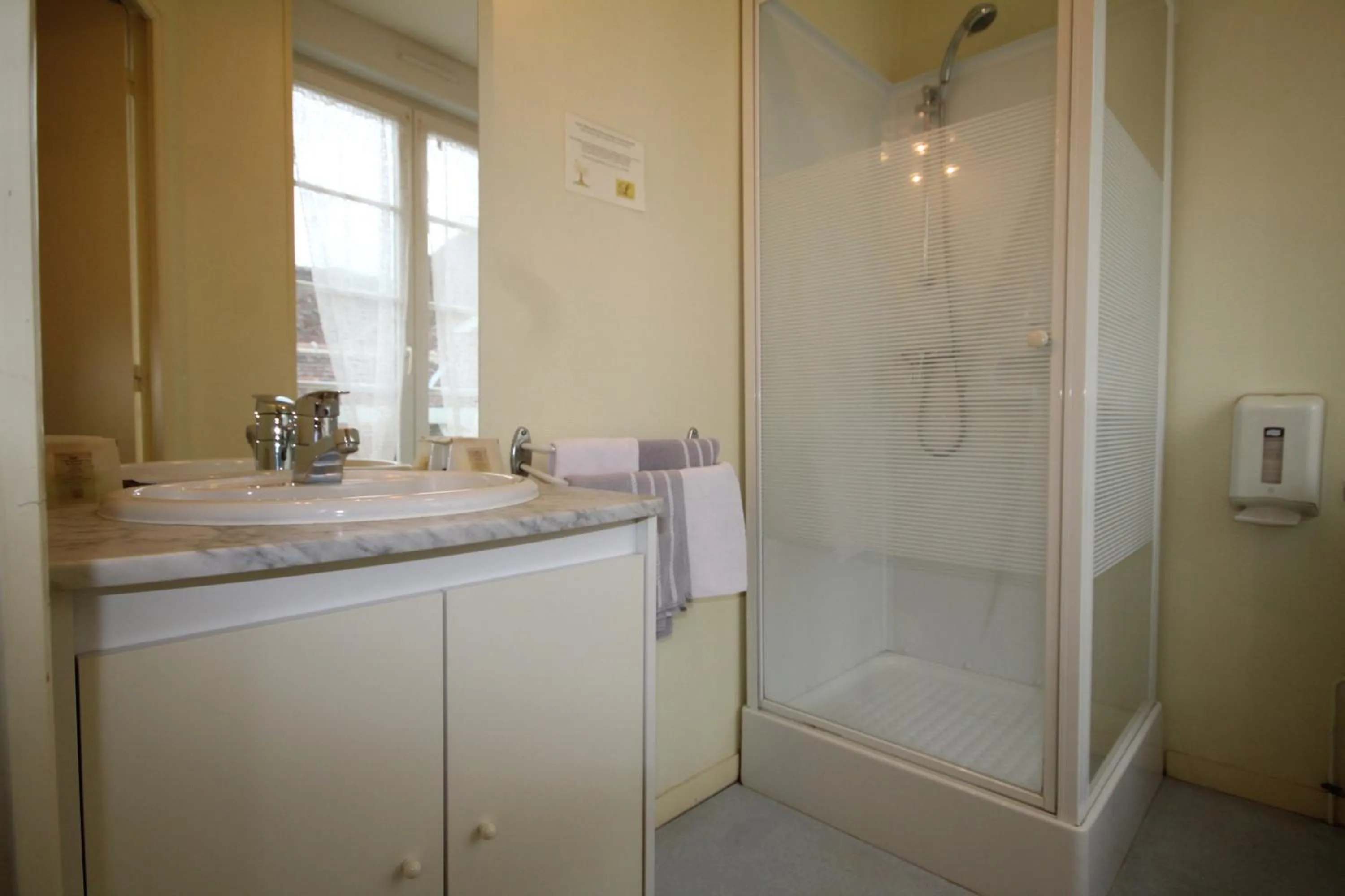 Bathroom in Logis hôtel restaurant Auberge de la Cloche