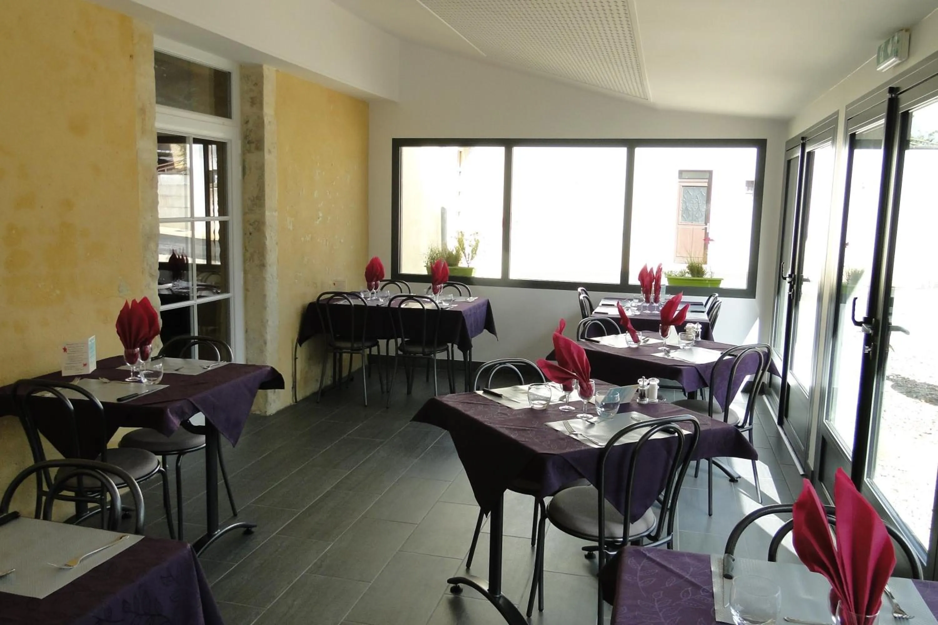 Dining area in Logis hôtel restaurant Auberge de la Cloche