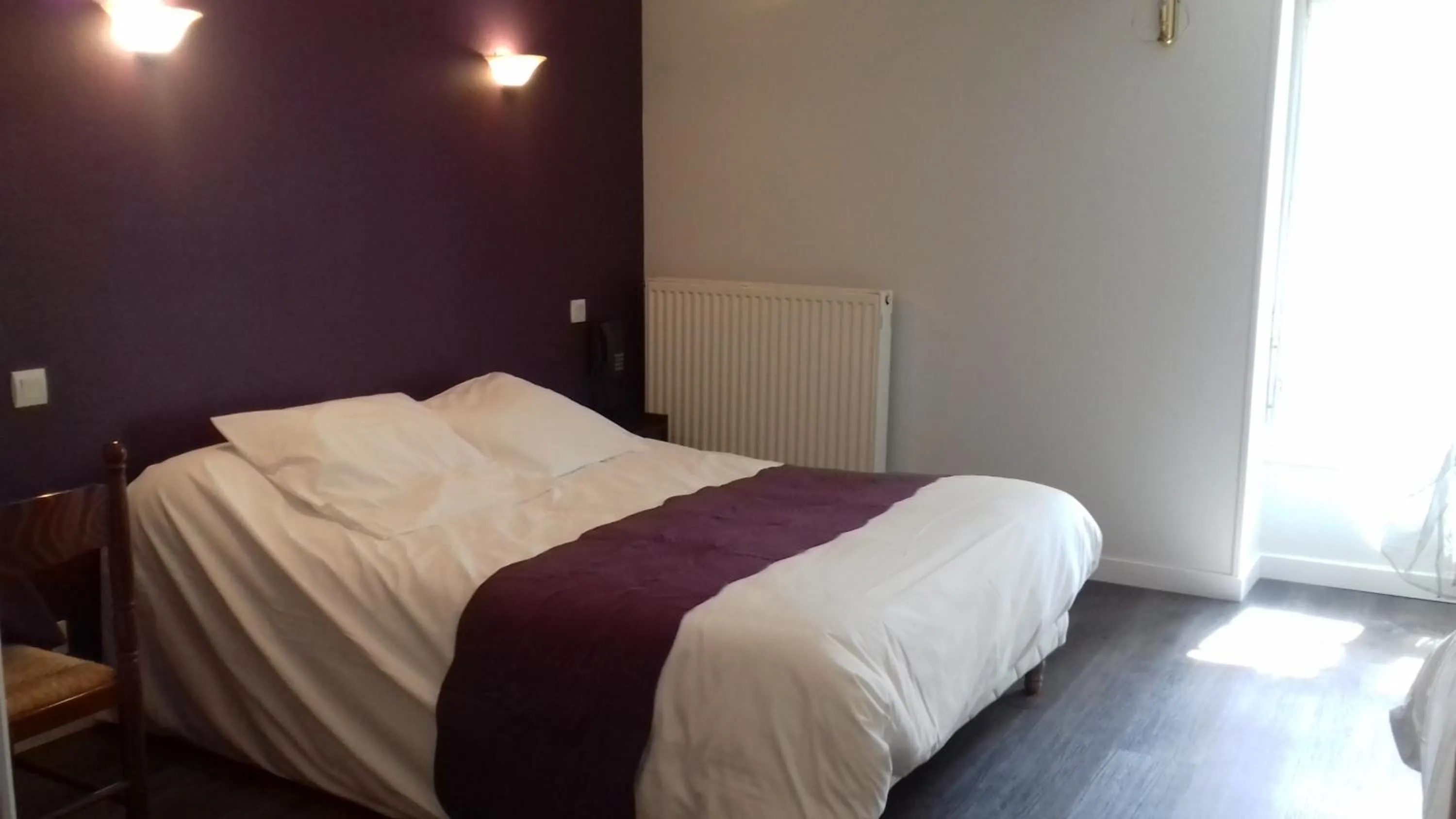 Bed in Logis hôtel restaurant Auberge de la Cloche