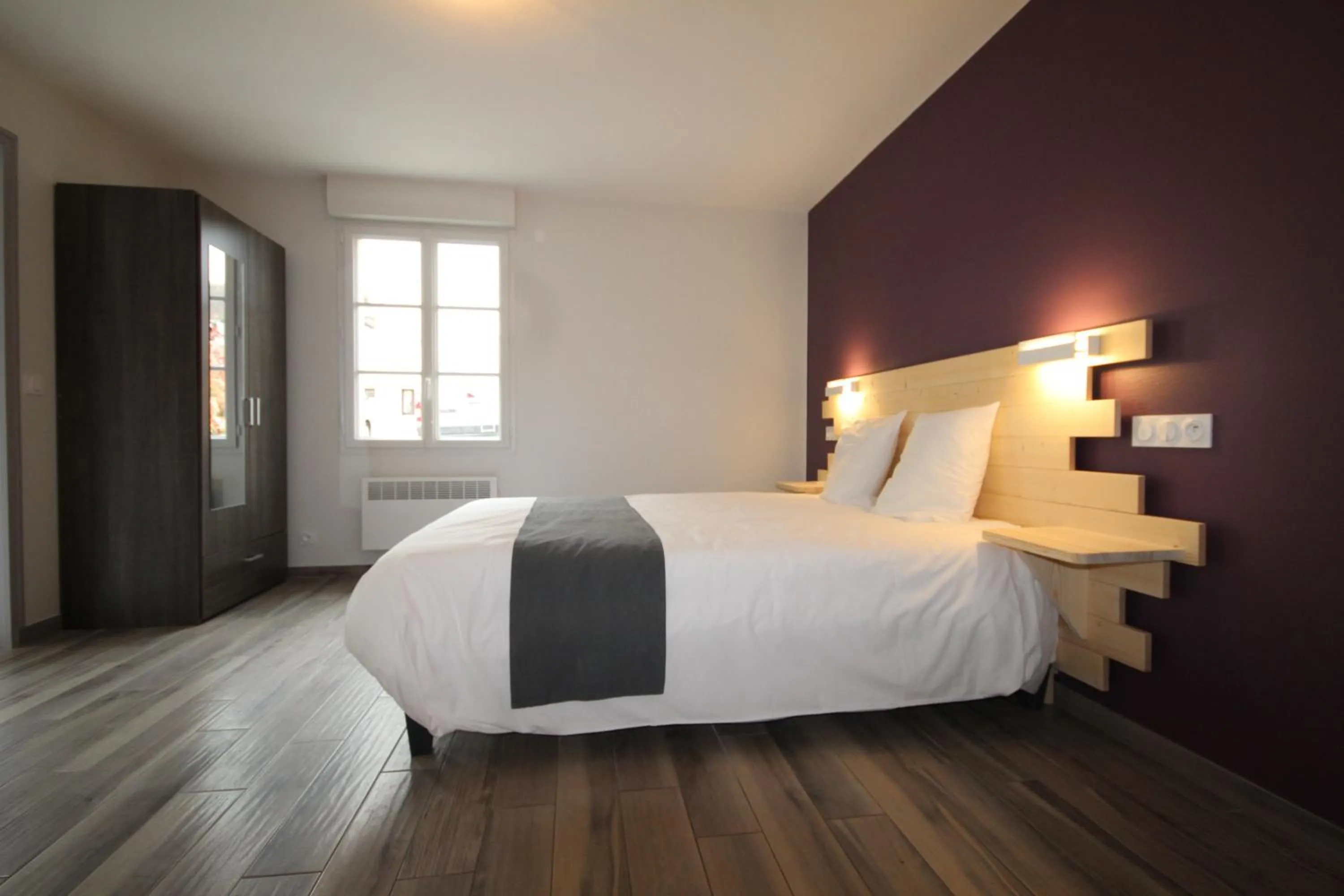 Bedroom, Bed in Logis hôtel restaurant Auberge de la Cloche