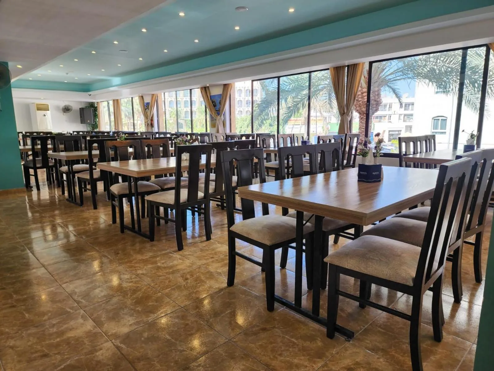 Restaurant/places to eat in Aquavista Hotel & Suites