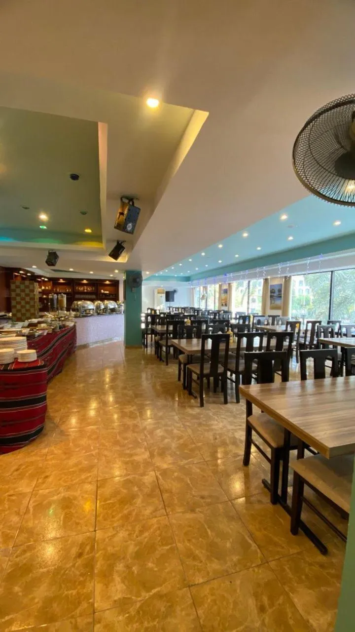 Restaurant/places to eat in Aquavista Hotel & Suites