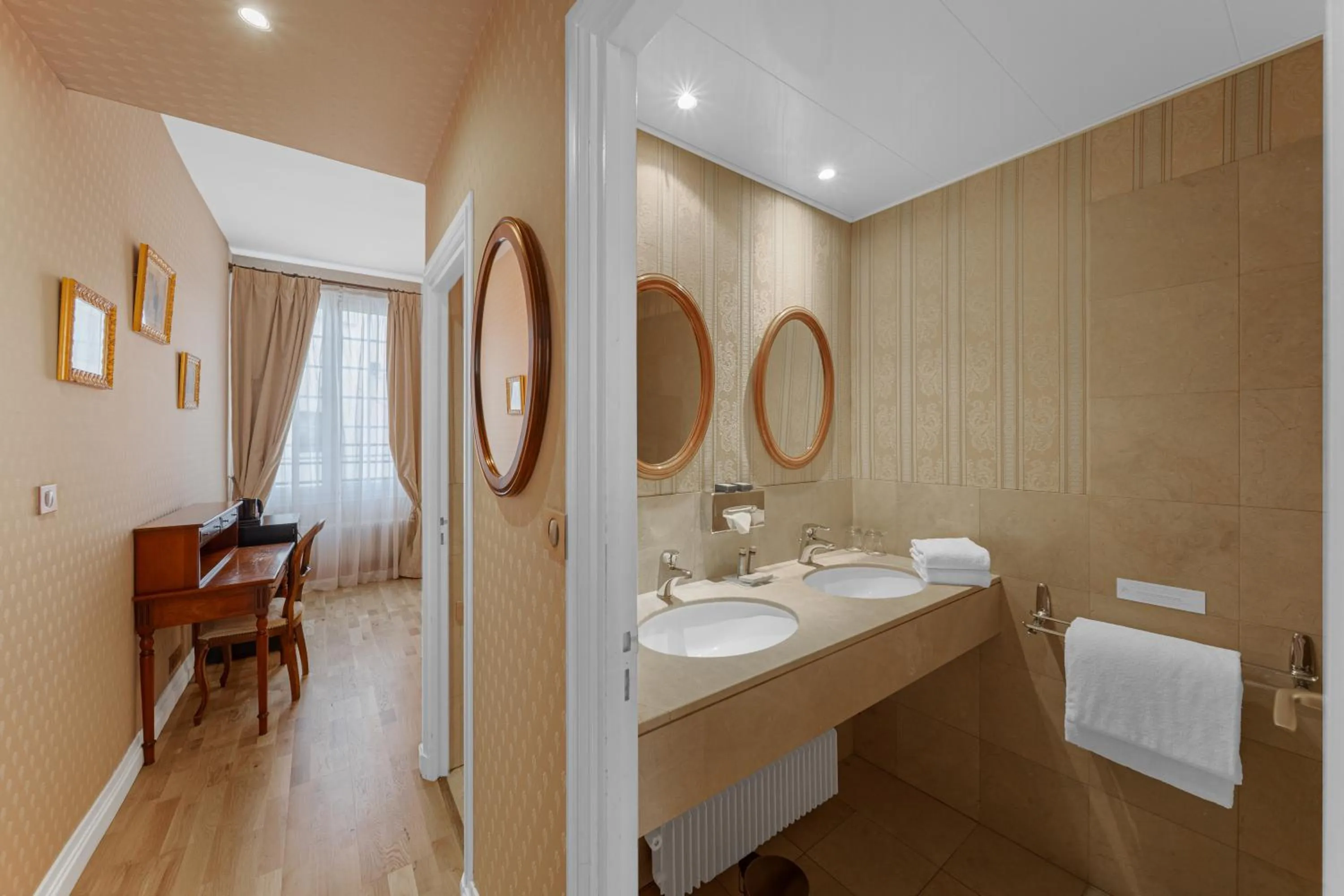 Bathroom in Hotel de la Bretonnerie