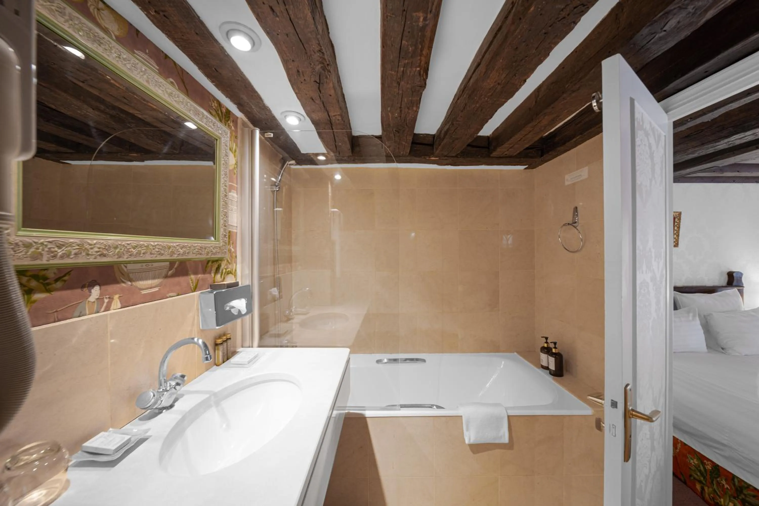 Bathroom in Hotel de la Bretonnerie