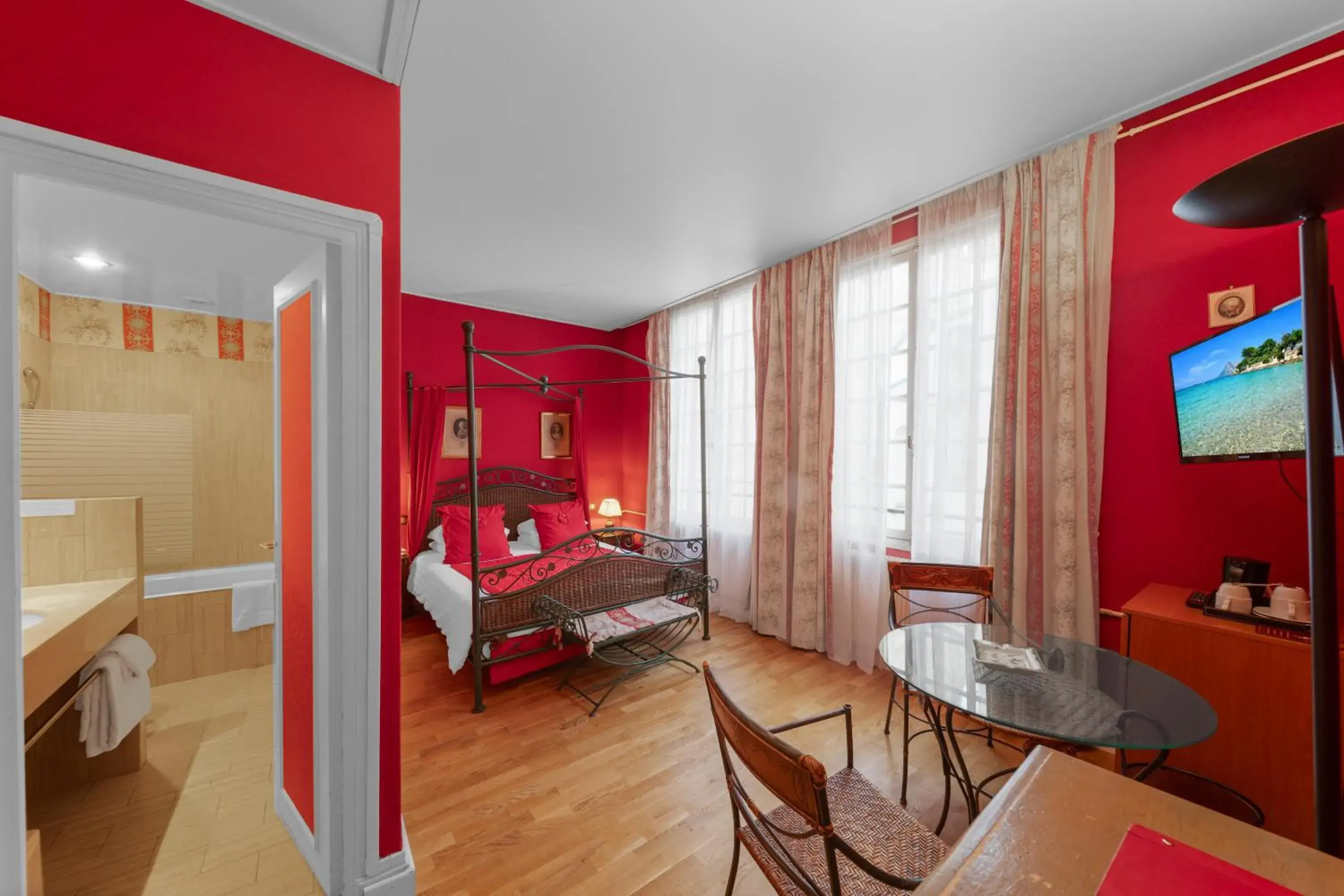 Charming Double Room in Hotel de la Bretonnerie Charming Double Room in Hotel de la Bretonnerie