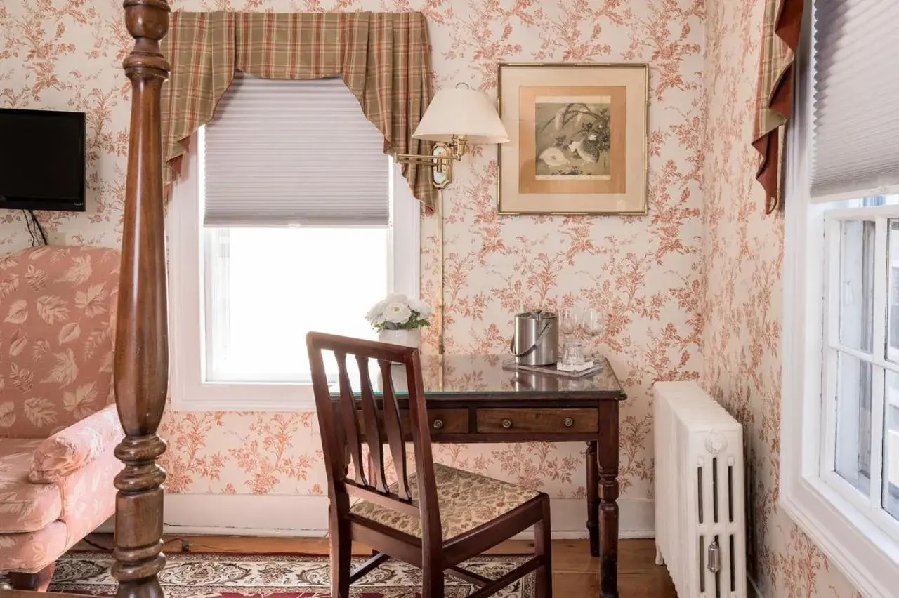 Queen Room in Martin Hill Inn Queen Room in Martin Hill Inn