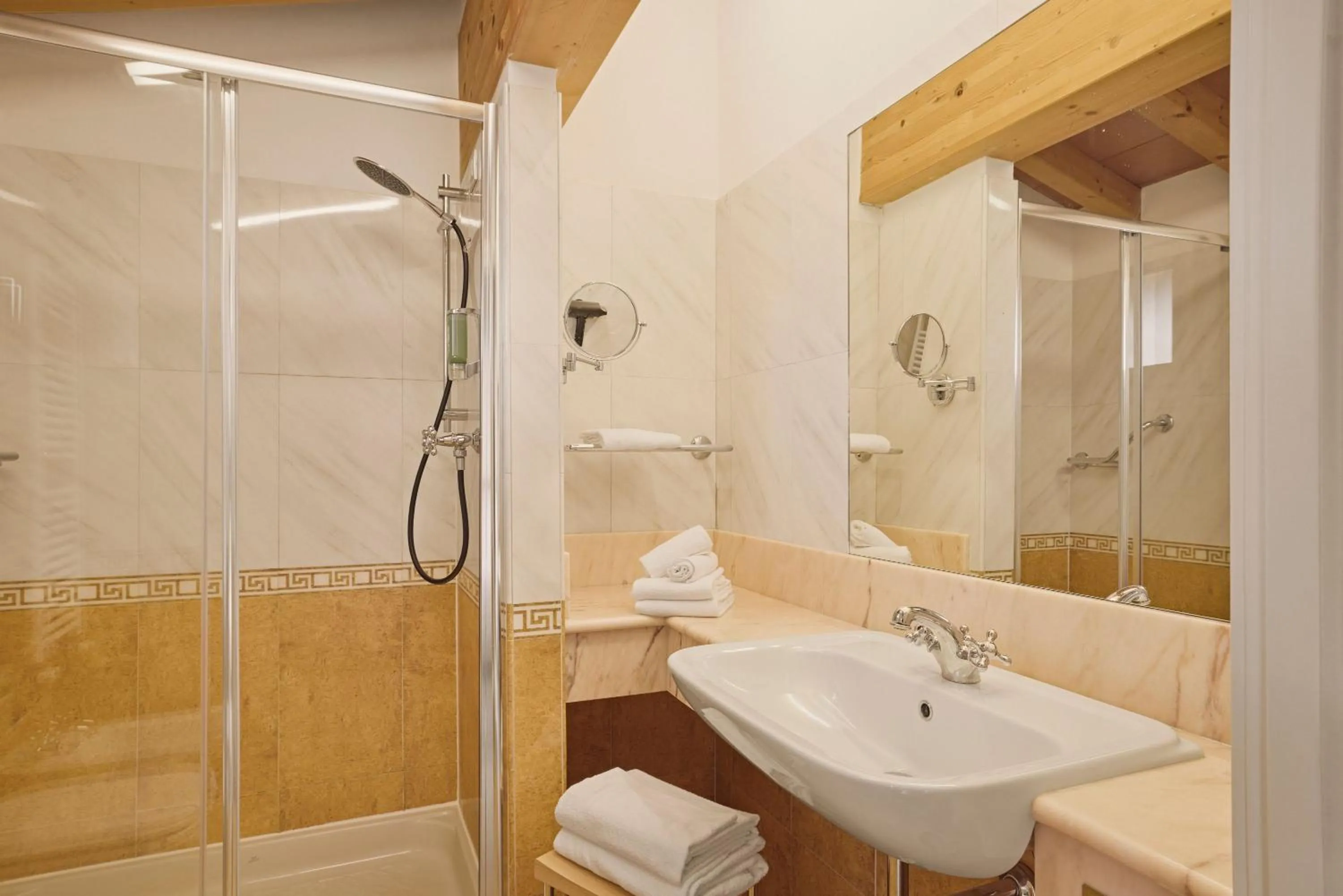 Shower in Hotel Le Mura