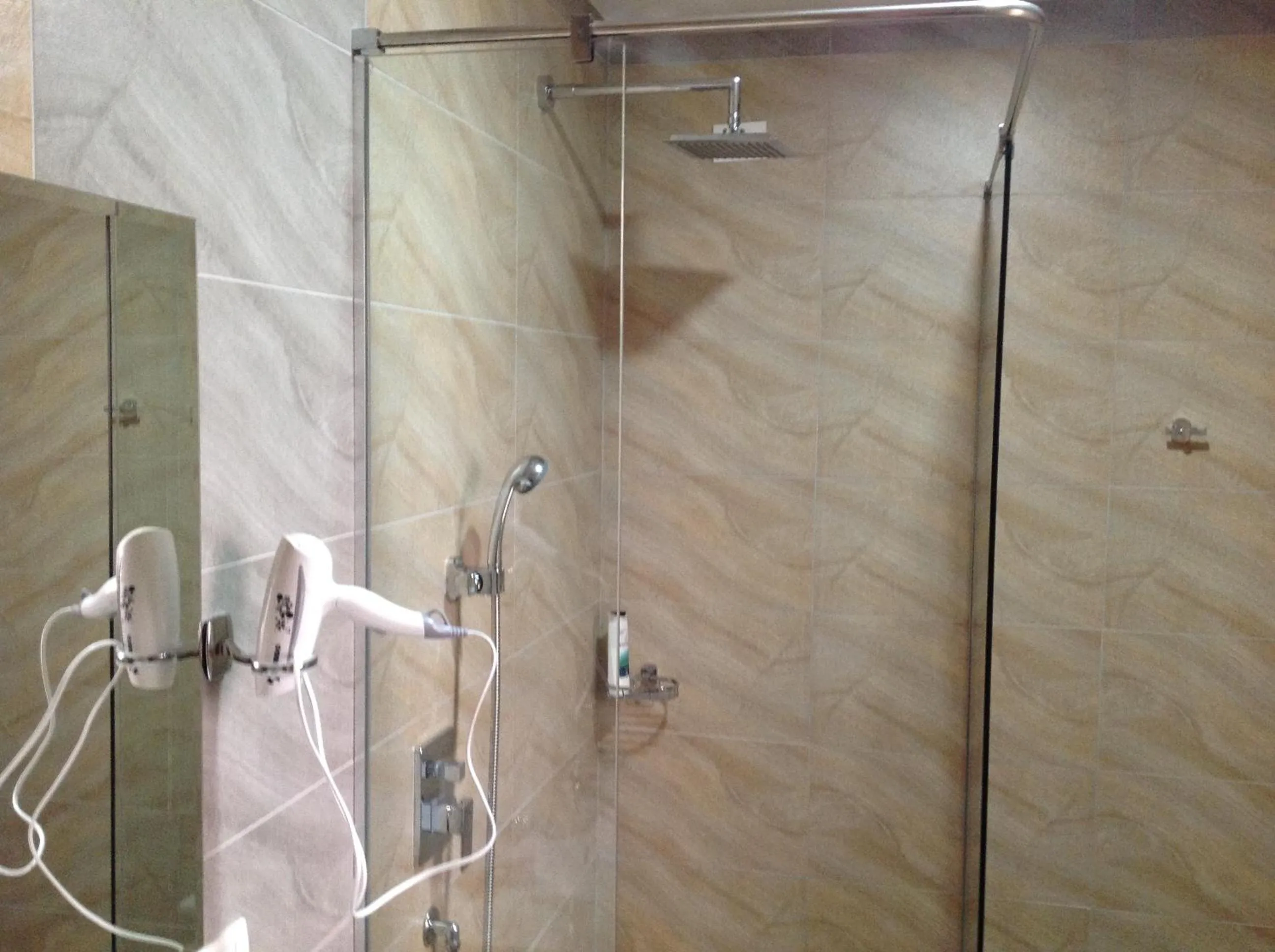 Shower in Hotel Green