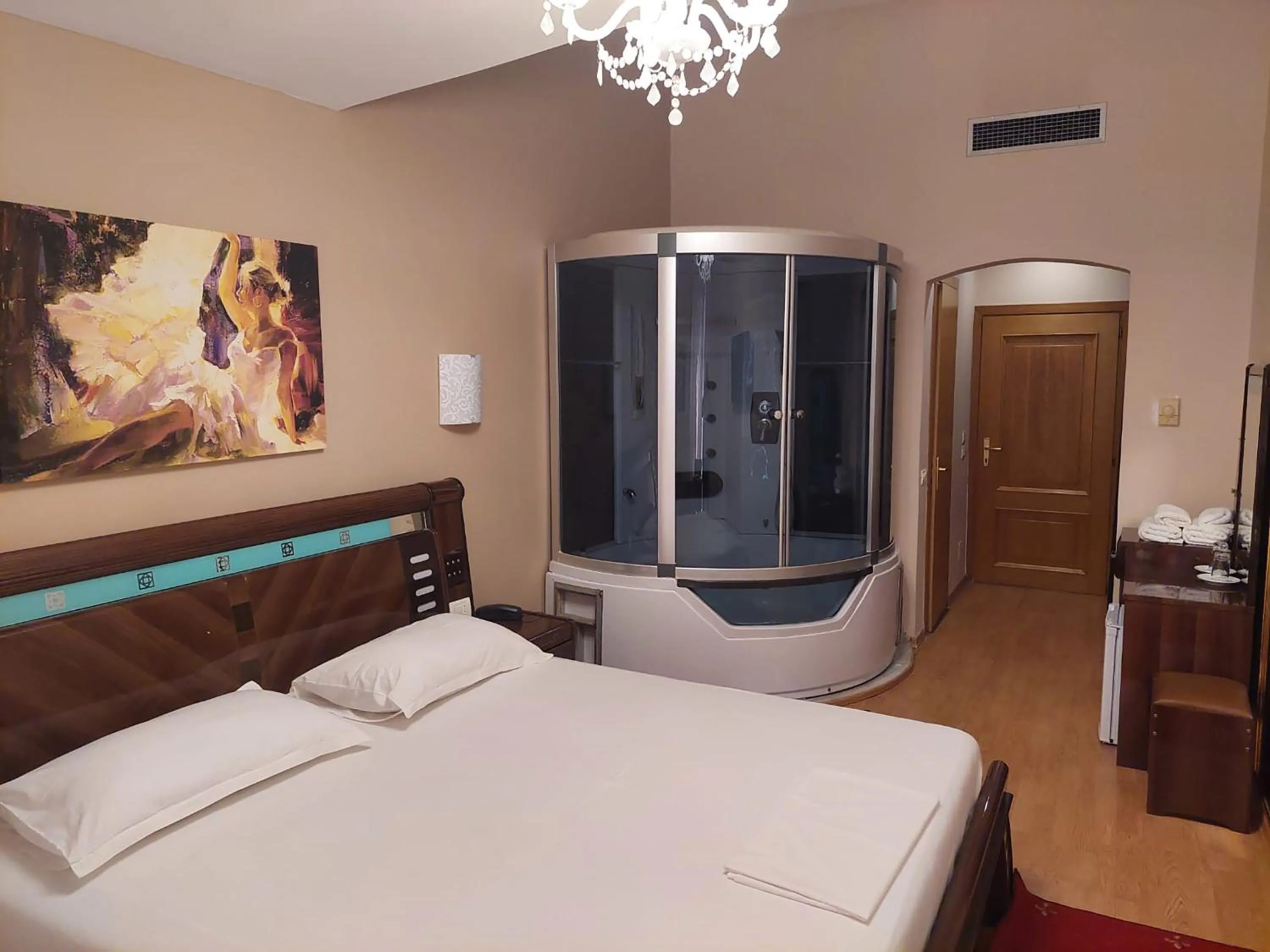 Photo of the whole room, Bed in Hotel Green