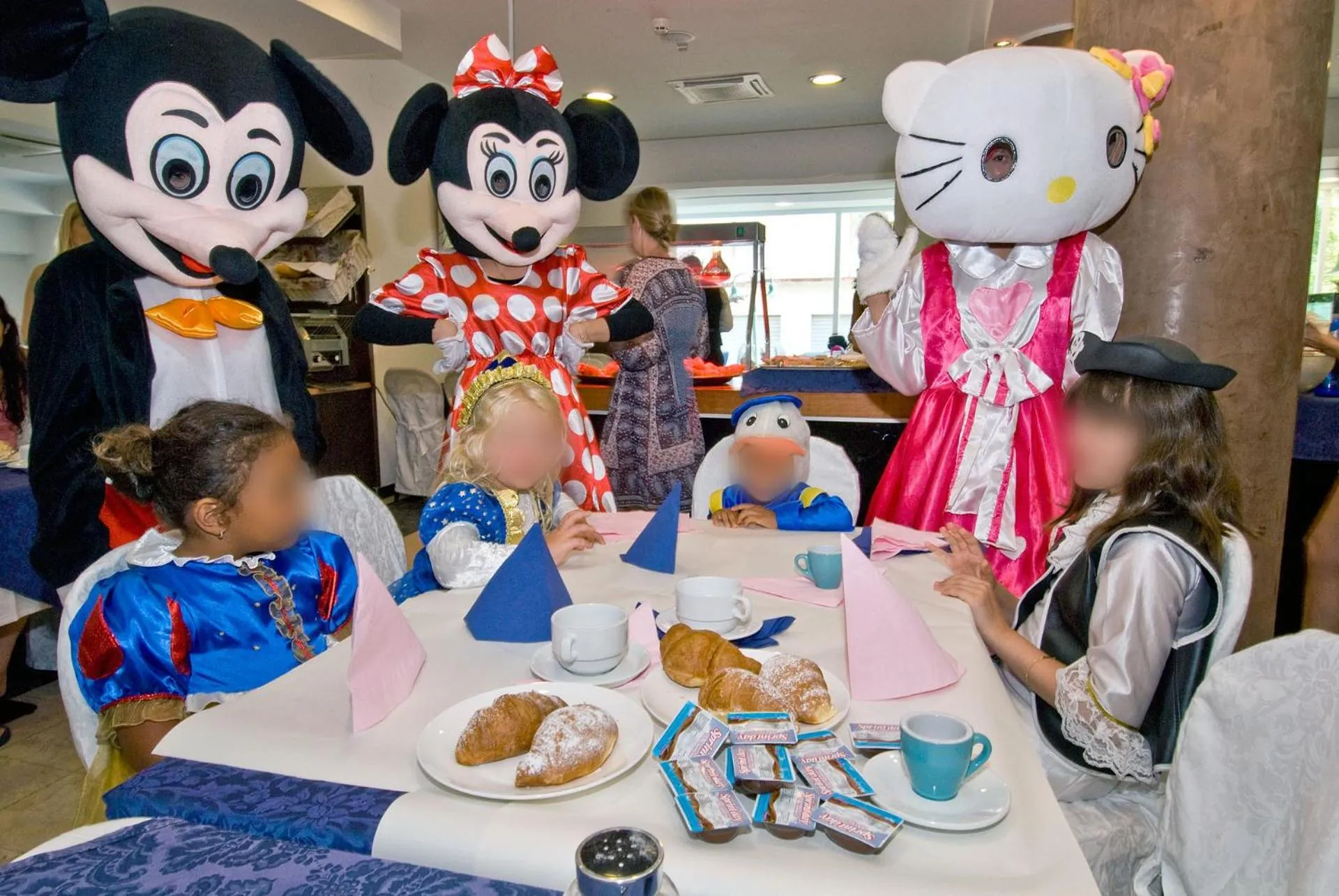 Restaurant/places to eat in Hotel Lido